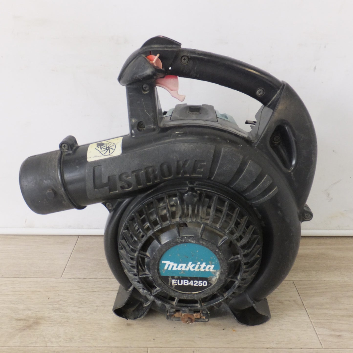 [送料無料] 岐阜発★マキタ makita エンジンブロワ集じん機 EUB4250　24.5mL 10.1m3/min　吹飛ばし 吸い込み ストローク★