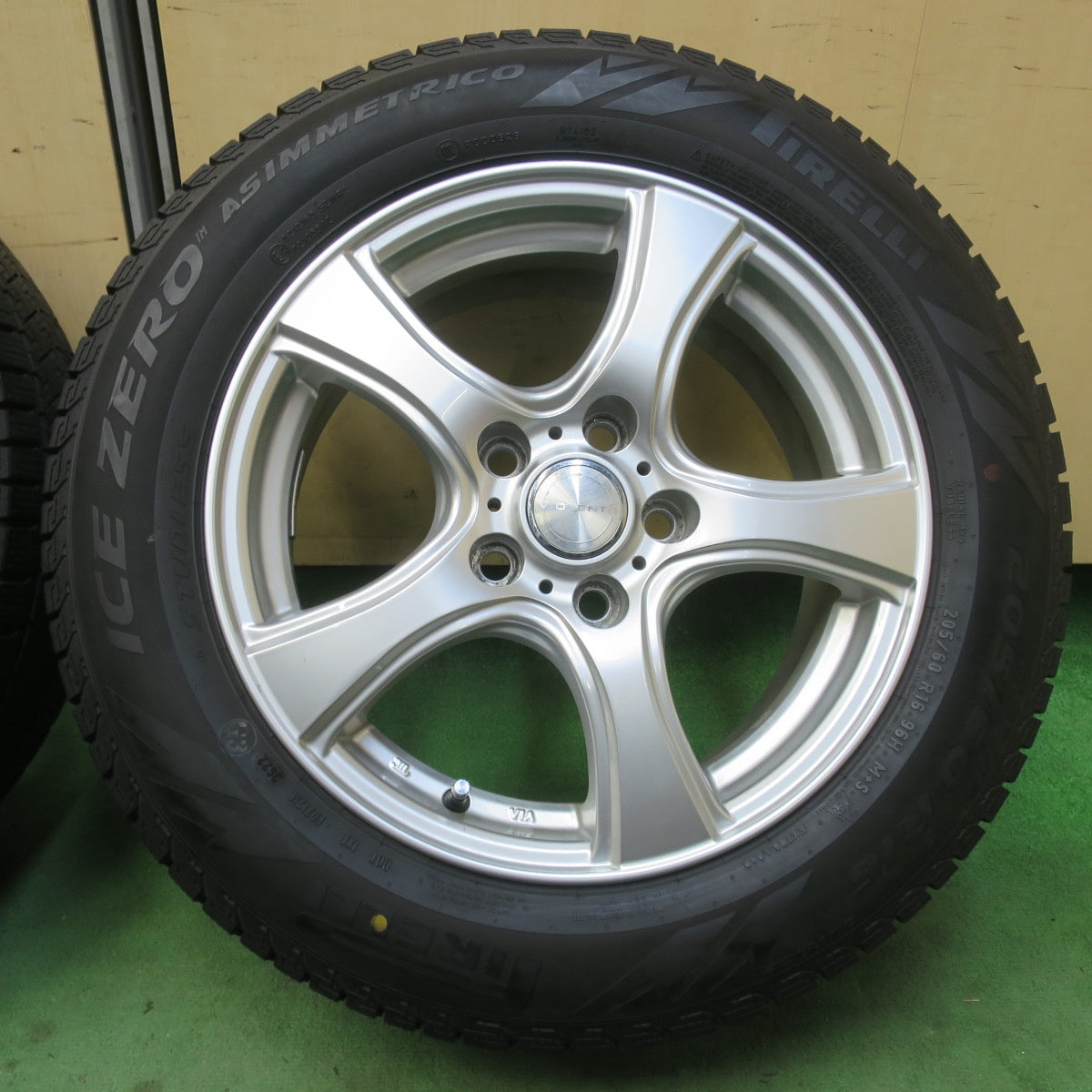 バリ溝！22年！9分★スタッドレス 205/60R16 ピレリ アイスゼロ アシンメトリコ VIOLENTO ヴィオレント 16インチ PCD114.3/5H★6021406イス
