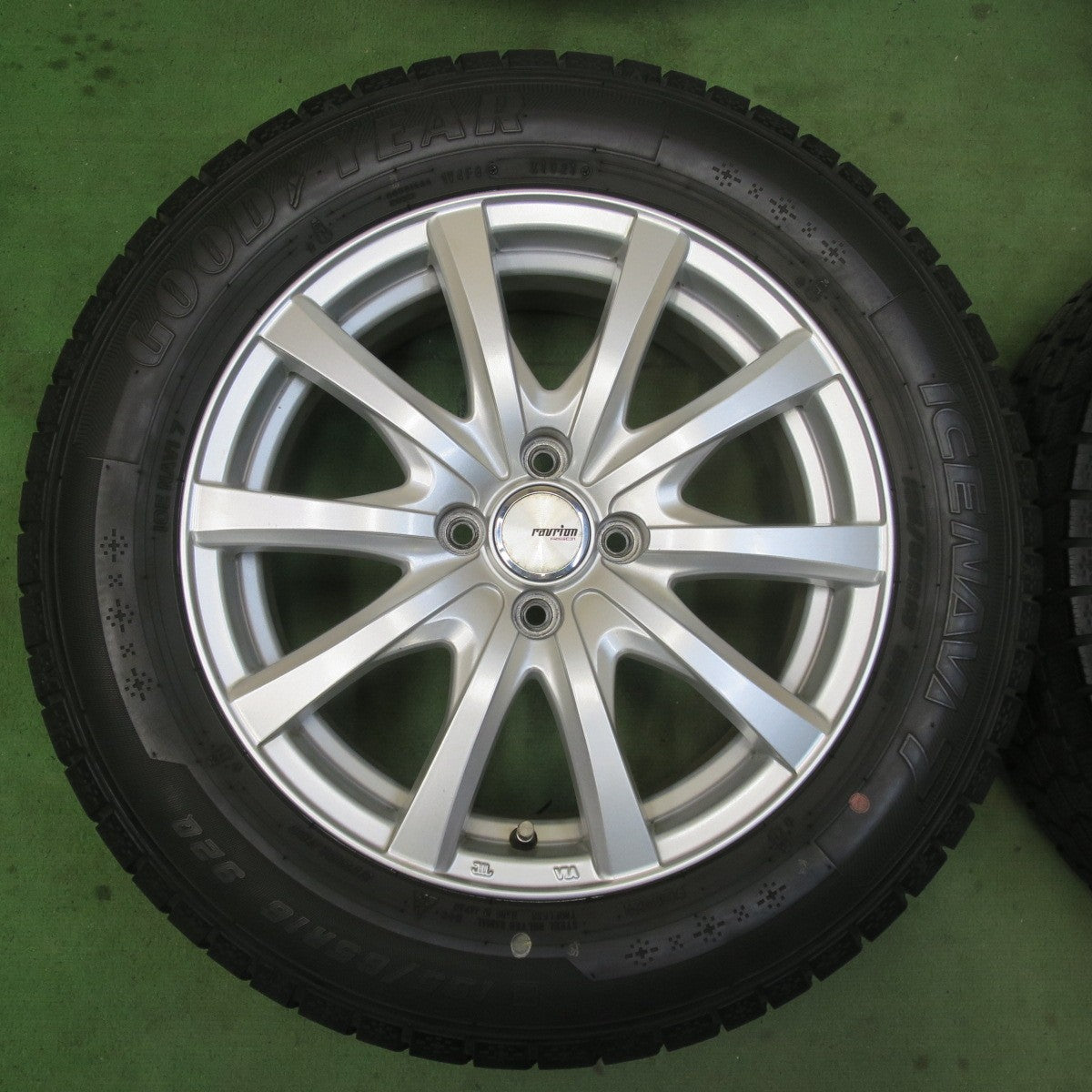 バリ溝！キレイ！8.5分★スタッドレス 195/65R16 グッドイヤー アイスナビ7 ravrion RS01 ラブリオン 16インチ PCD100/4H★6022301イス