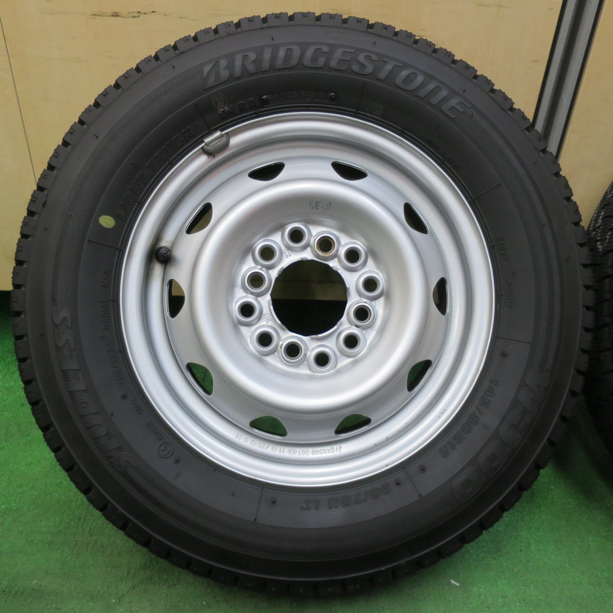 [送料無料] バリ溝！22年！キレイ！9.5分★スタッドレス 145/80R12 80/78N ブリヂストン W300 スチール ホイール 12インチ PCD 100 110 114.3/4H マルチ★5011307イス