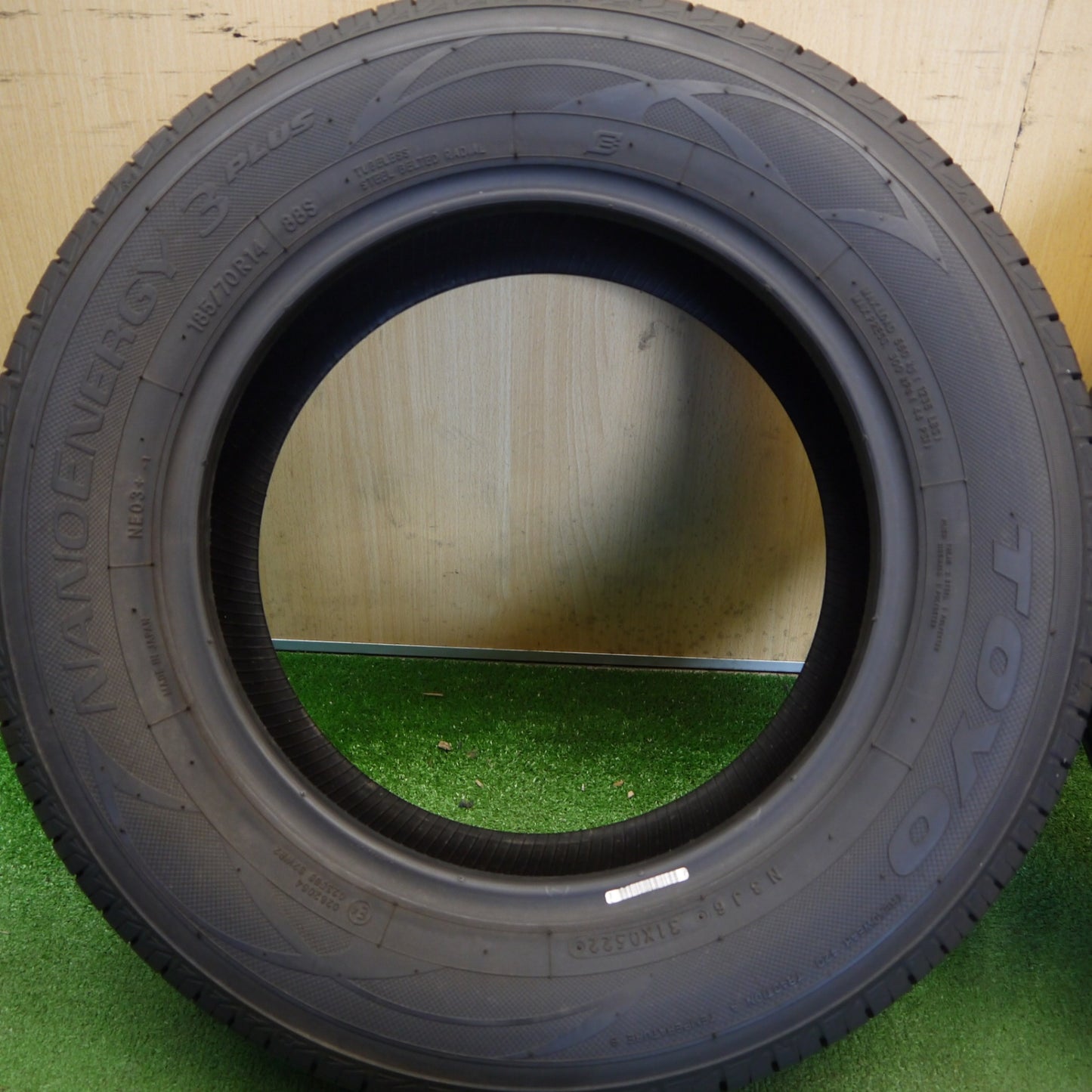 バリ溝！22年！9.5分★185/70R14 トーヨー ナノエナジー3 プラス NANOENERGY3 PLUS タイヤ 14インチ ノート カローラ フリード アクア 等★6042805Hノタ