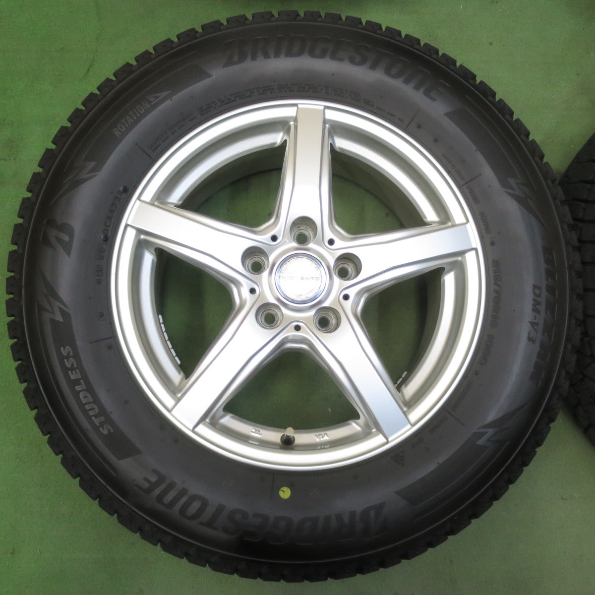 バリ溝！24年！キレイ！ほぼ10分★スタッドレス 215/70R16 ブリヂストン ブリザック DM-V3 VIOLENTO ヴィオレント 16インチ PCD114.3/5H★5112407イス