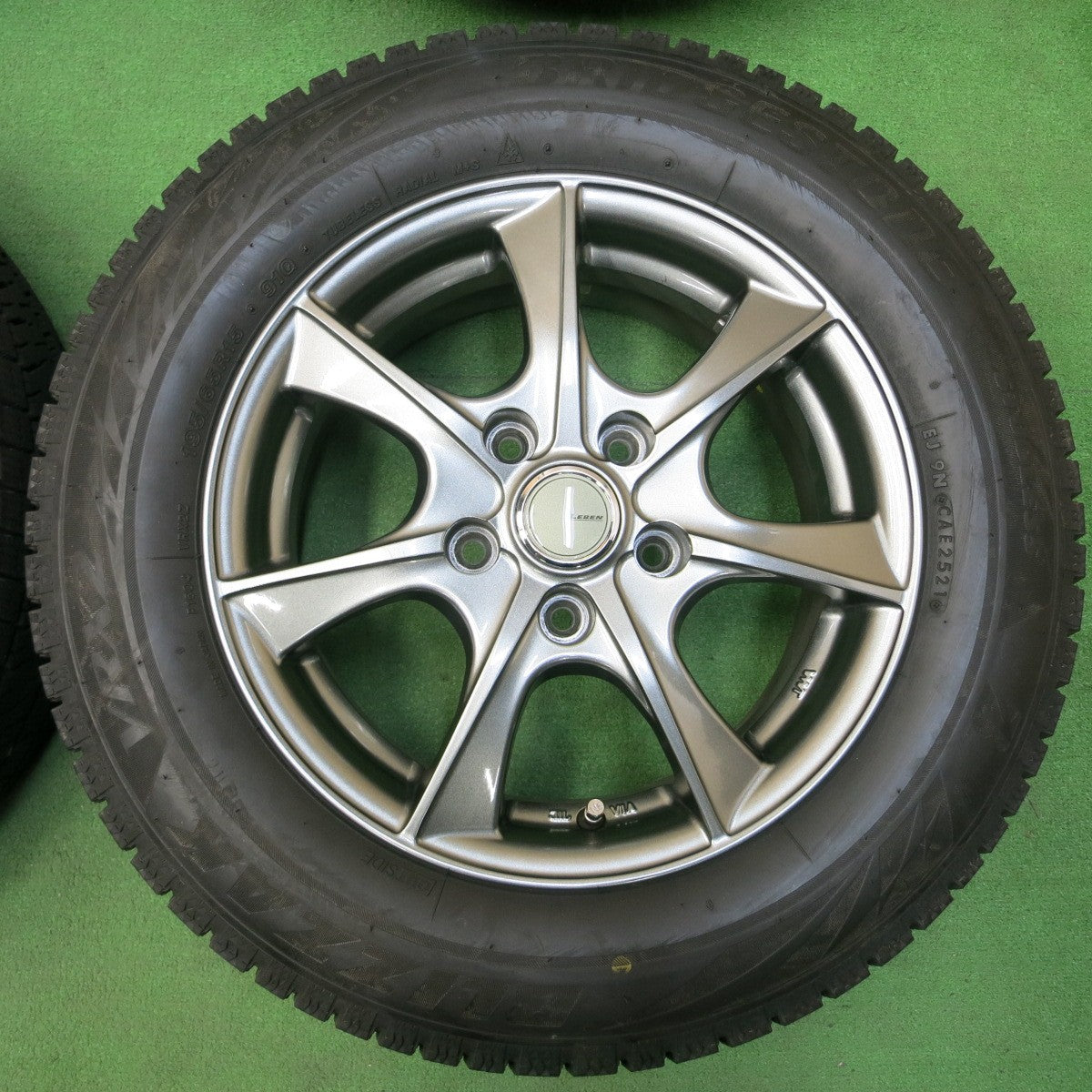 *送料無料* バリ溝！21年！キレイ！9.5分以上★スタッドレス 195/65R15 ブリヂストン ブリザック VRX2 LEBEN レーベン 15インチ PCD114.3/5H★4041104イス
