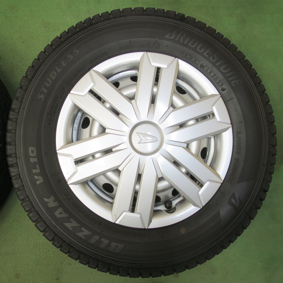 バリ溝！25年！キレイ！9.5分★ダイハツ アトレー ハイゼットカーゴ 等 純正 スチール 145/80R12 80/78N スタッドレス ブリヂストン ブリザック VL10 12インチ PCD100/4H★6050805イス