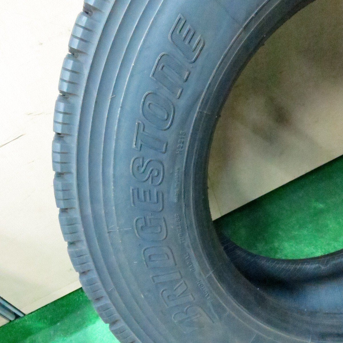 バリ溝！23年！9.5分★トラック タイヤ 245/70R19.5 136/134J スタッドレス ブリヂストン W999 19.5インチ★4050412ナス