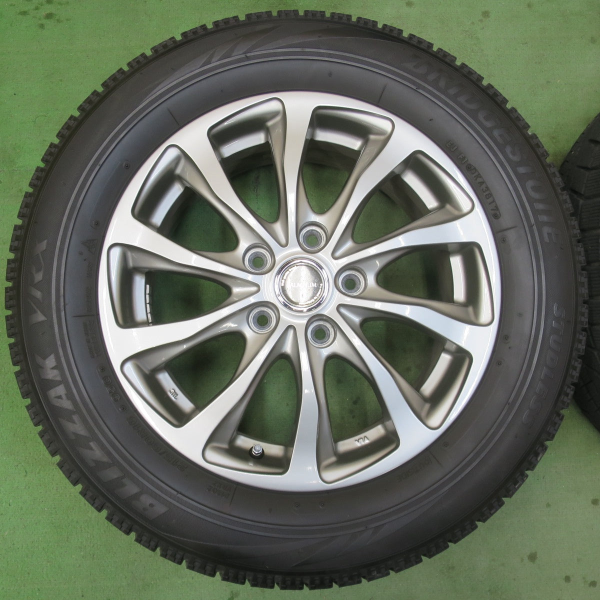 キレイ★スタッドレス 215/60R16 ブリヂストン ブリザック VRX BALMINUM TR10 バルミナ 16インチ PCD114.3/5H★6013101イス