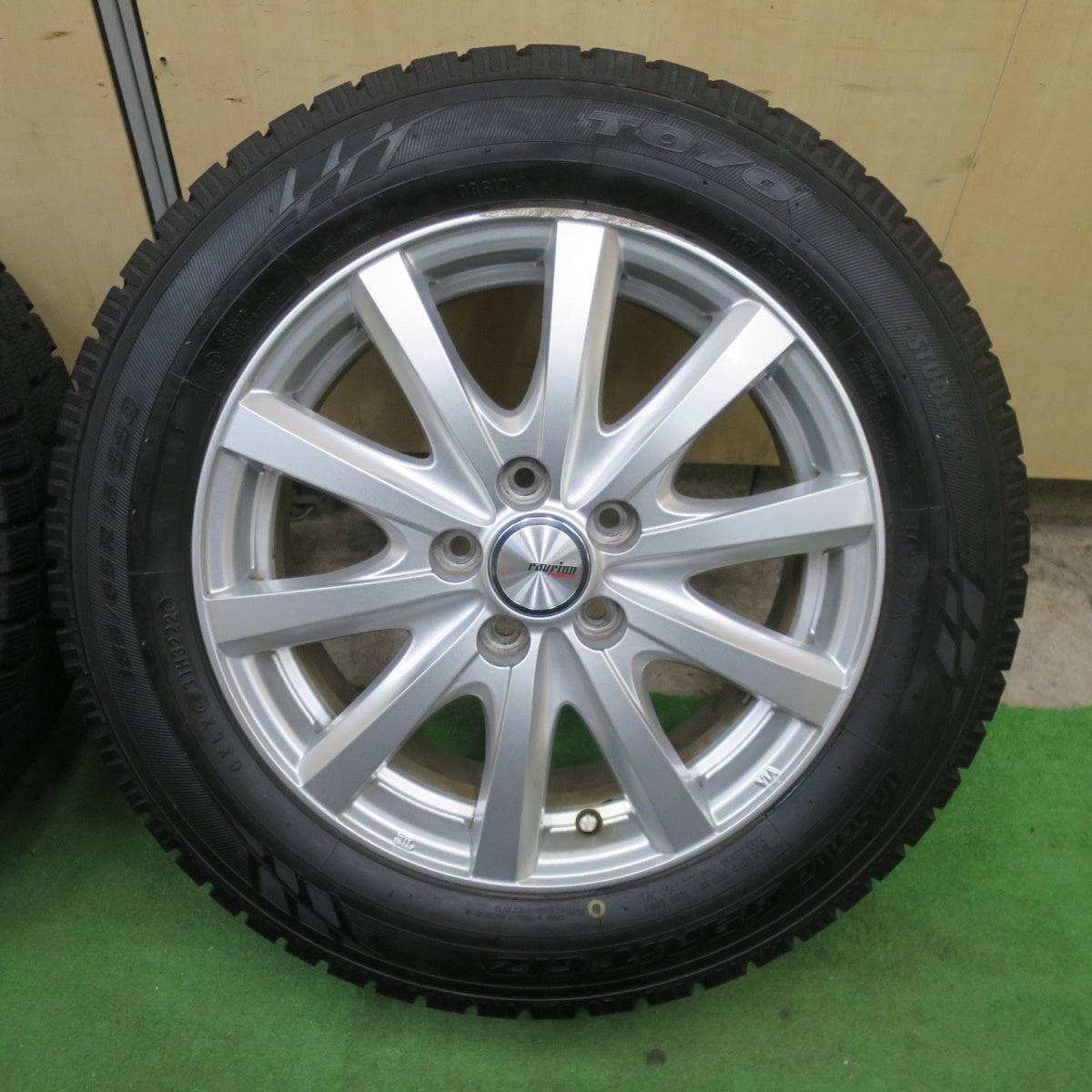 バリ溝！22年！キレイ！9.5分★シエンタ 等 185/65R15 スタッドレス トーヨー オブザーブ ガリット GIZ ravrion RS01 ラブリオン 15インチ PCD100/5H★6021502TTス