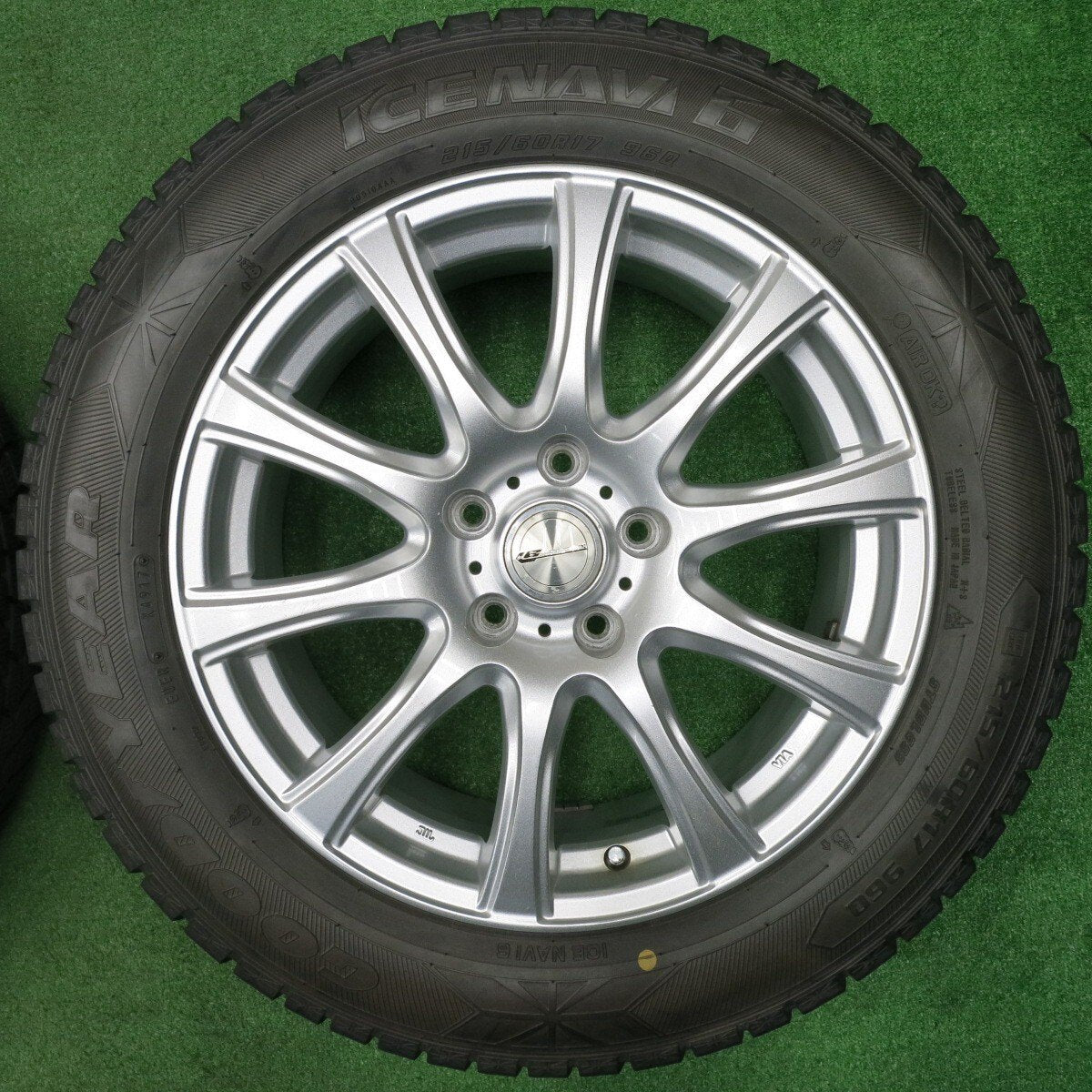 キレイ★スタッドレス 215/60R17 グッドイヤー アイスナビ6 LAUFBAHN 17インチ PCD114.3/5H★4121304NJス