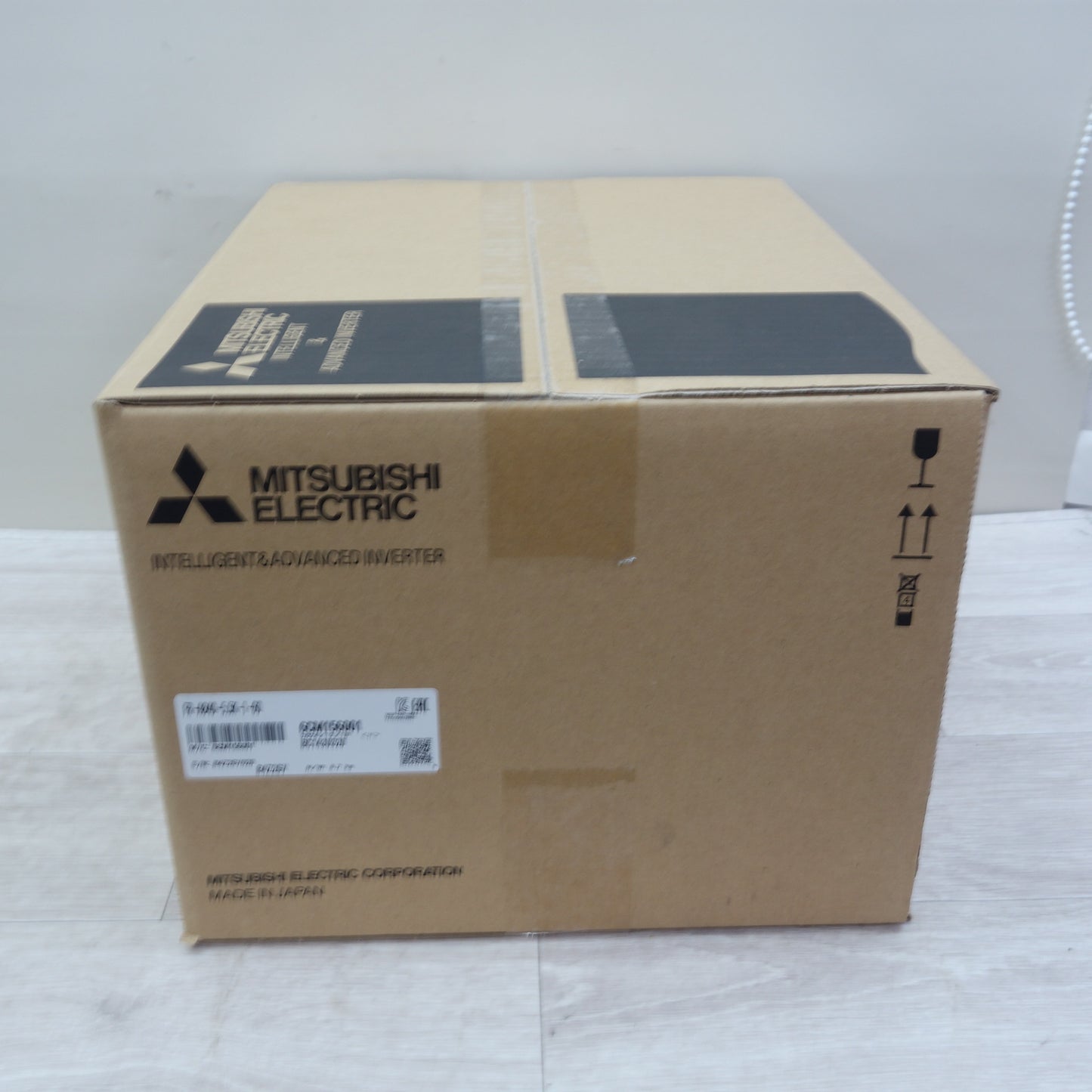 [送料無料] 未使用☆三菱電機 高機能 高性能 インバータ FR-A840-5.5K-1-60 FREQROL-A800シリーズ 三相 400V インバーター☆
