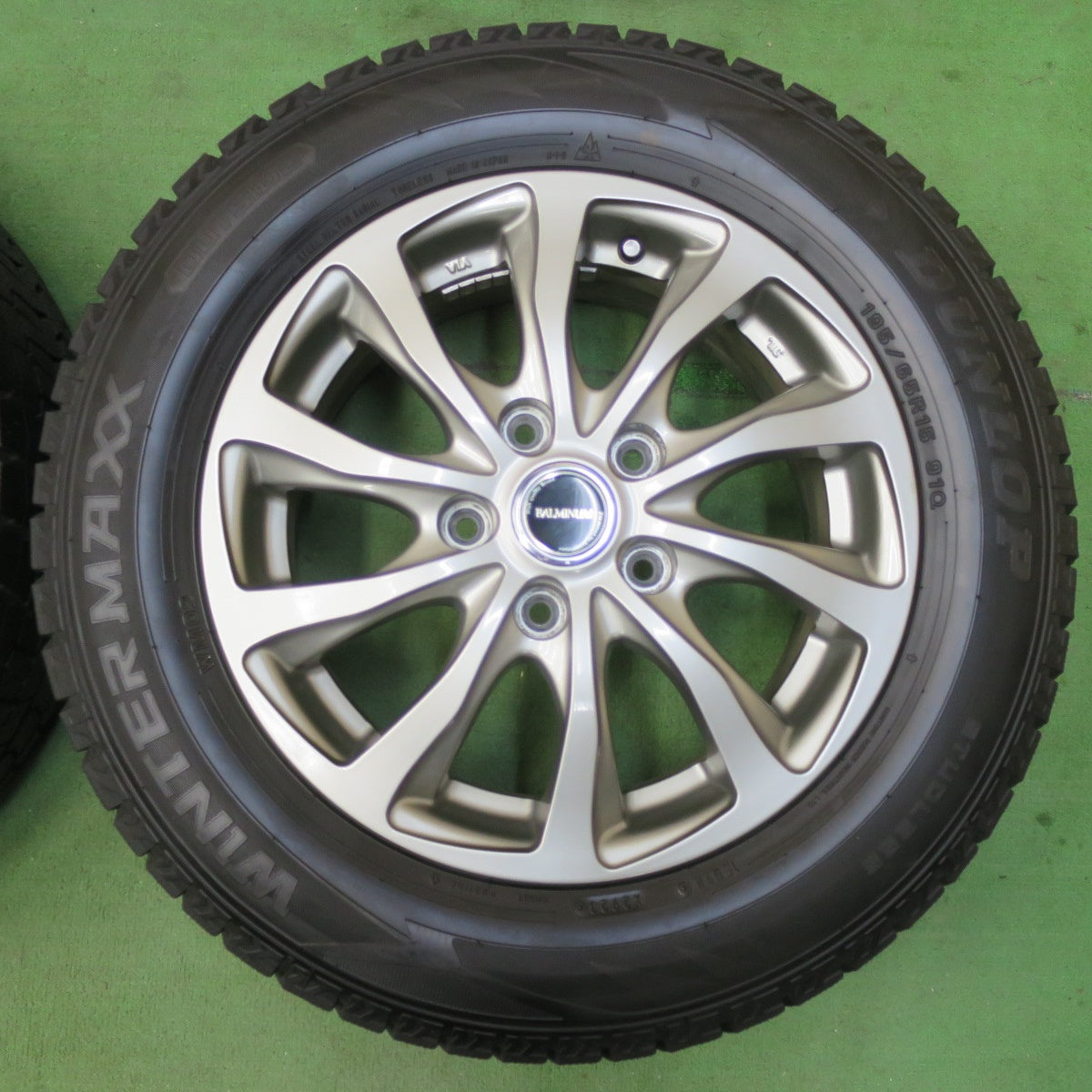 [送料無料] バリ溝！23年！キレイ！ほぼ10分★スタッドレス 195/65R15 ダンロップ ウインターマックス WM02 BALMINUM バルミナ 15インチ PCD114.3/5H★5022604イス