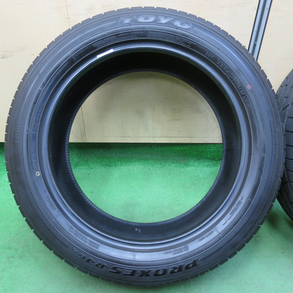 [送料無料] バリ溝！24年！9.5分以上★225/55R19 トーヨー プロクセス R46A タイヤ 19インチ ハリアー アルファード ヴェルファイア等★4111304イノタ