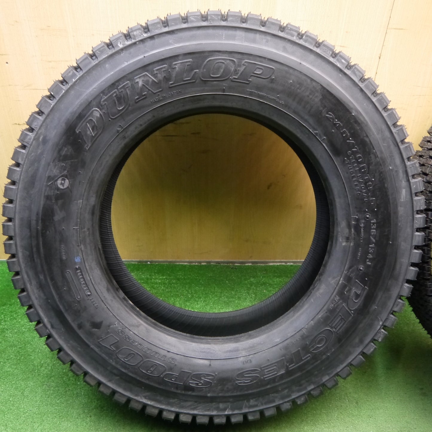 未使用！24年！2本★トラック タイヤ 245/70R19.5 136/134J スタッドレス ダンロップ デクテス SP001 19.5インチ DECTES★5061107KKスタ