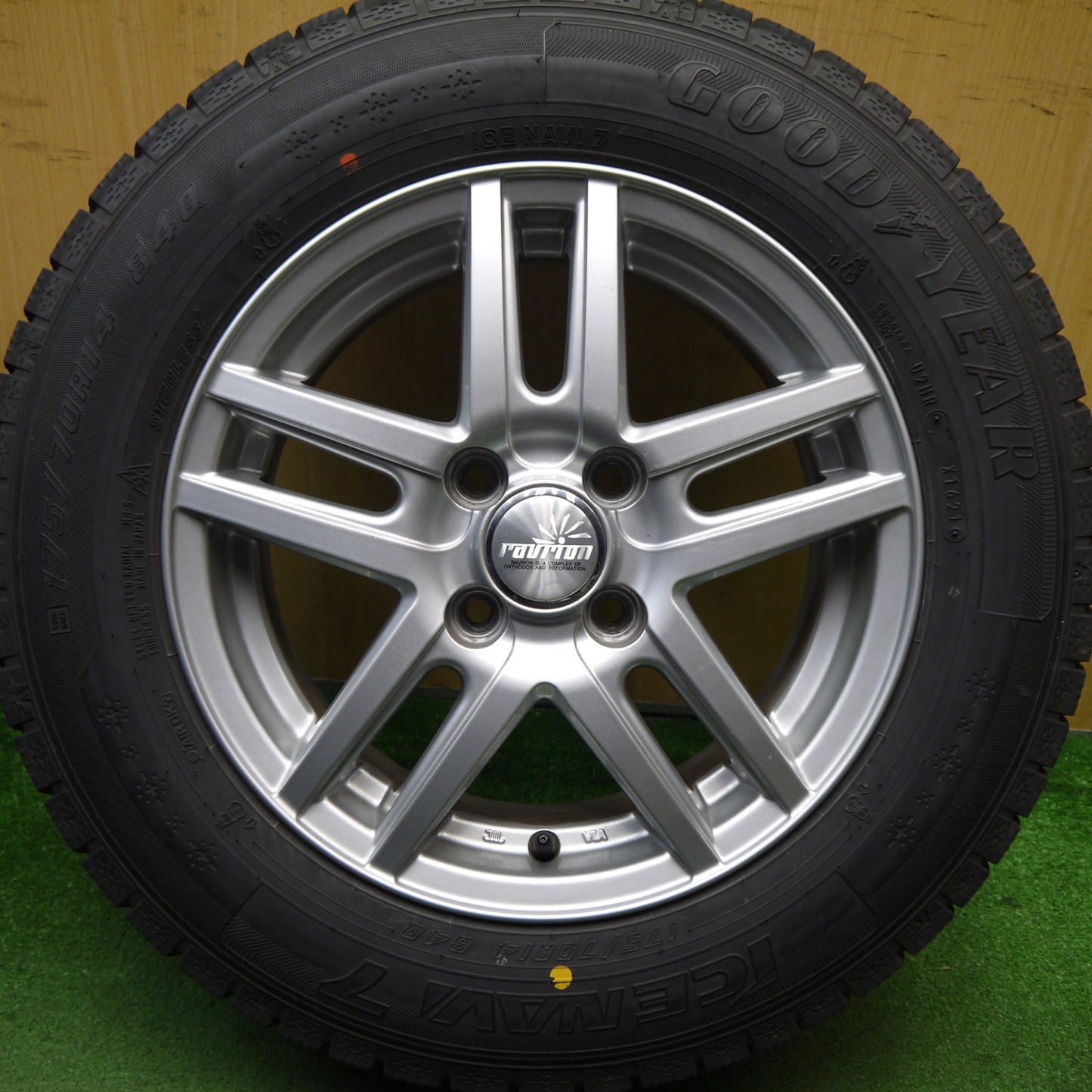 バリ溝！21年！9.5分★スタッドレス 175/70R14 グッドイヤー アイスナビ7 ravrion ラブリオン 14インチ PCD100/4H★5060301Hス