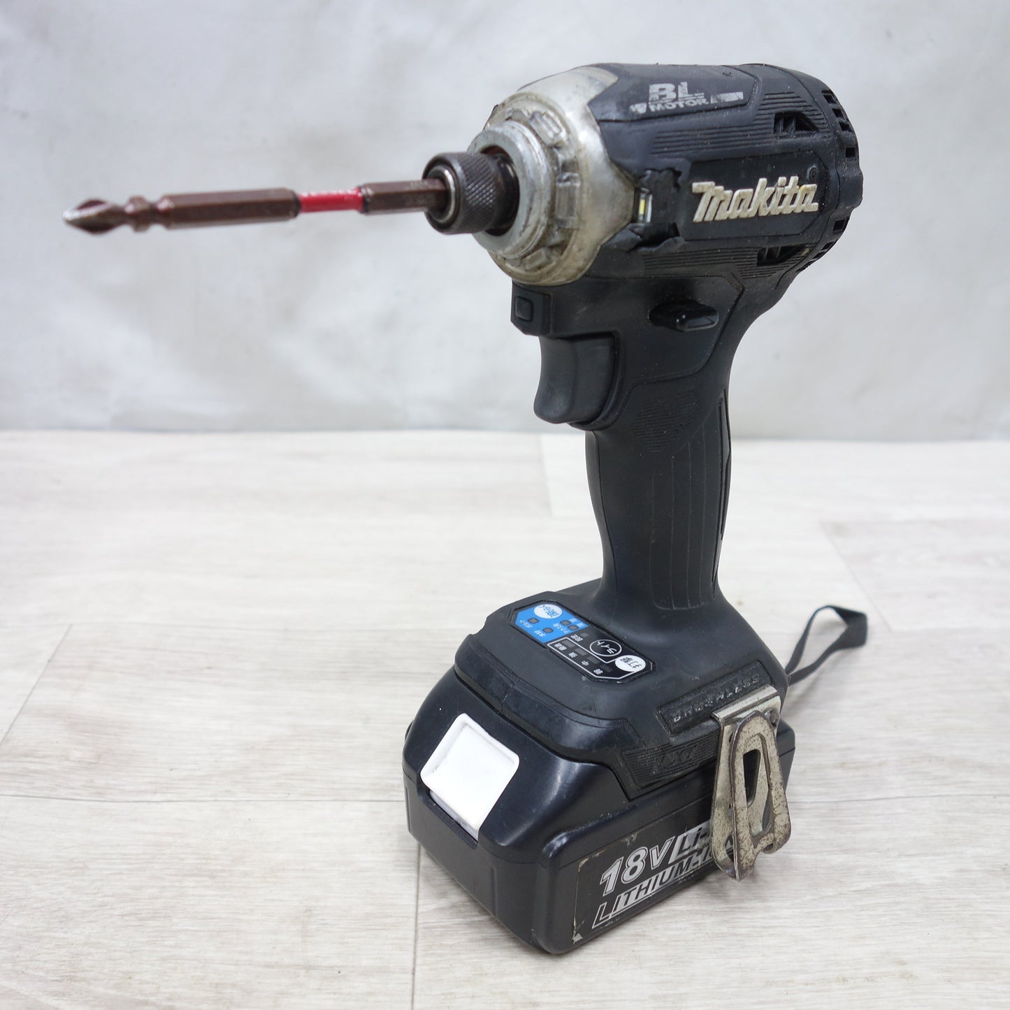 [送料無料] バッテリー2個!付属品付き◆マキタ 充電式 インパクト ドライバ 18V TD171D 充電器 ケース付き 電動 工具◆