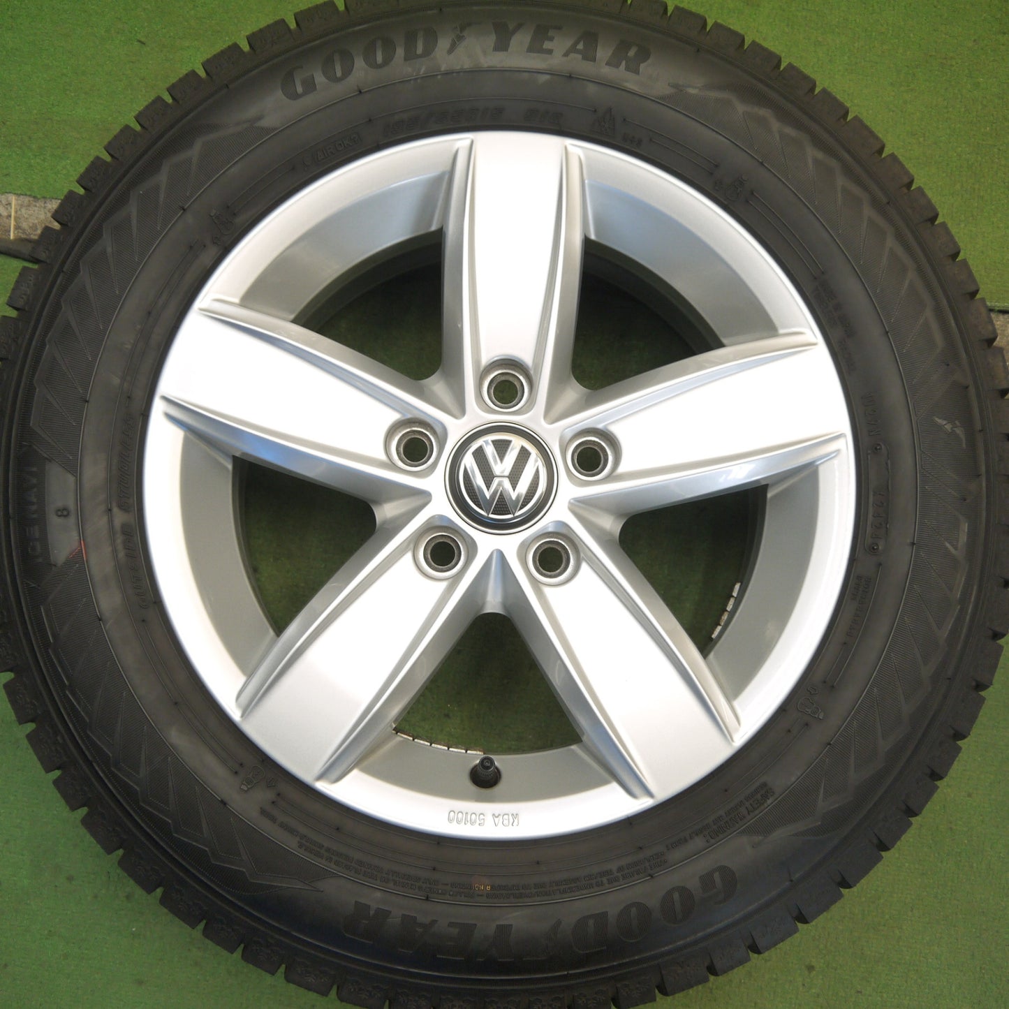 バリ溝！24年！キレイ！9.5分◎ワーゲン コルヴァーラ ゴルフ 等 純正 195/65R15 スタッドレス グッドイヤー アイスナビ8 15インチ コルバラ PCD112/5H◎6080402Hス