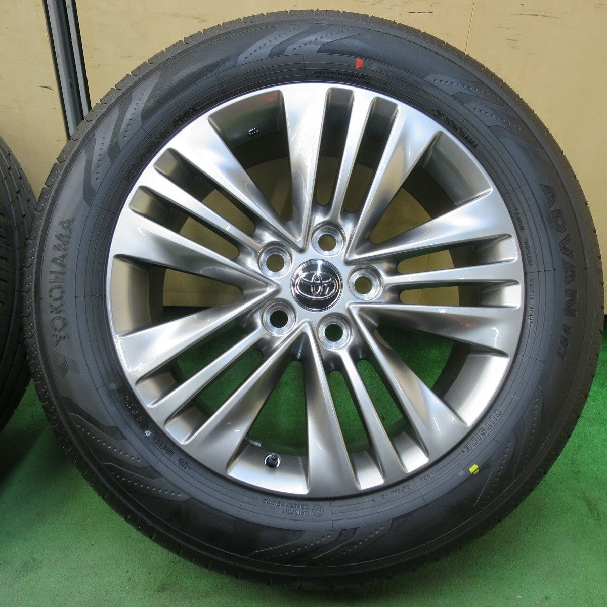 新車外し！24年★トヨタ 40系 アルファード 純正 225/60R18 ヨコハマ アドバン V03 18インチ PCD120/5H★5022601イノ