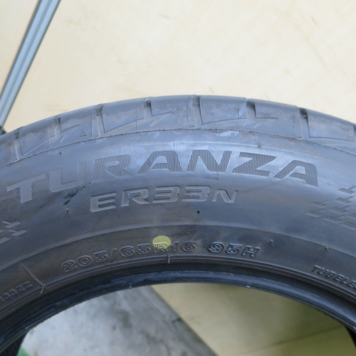 バリ溝！25年！9分！2本◎205/65R16 ブリヂストン トランザ ER33N タイヤ 16インチ アルファード エスティマ カムリ ヤリスクロス CR-V セレナ 等◎6091903NGノタ
