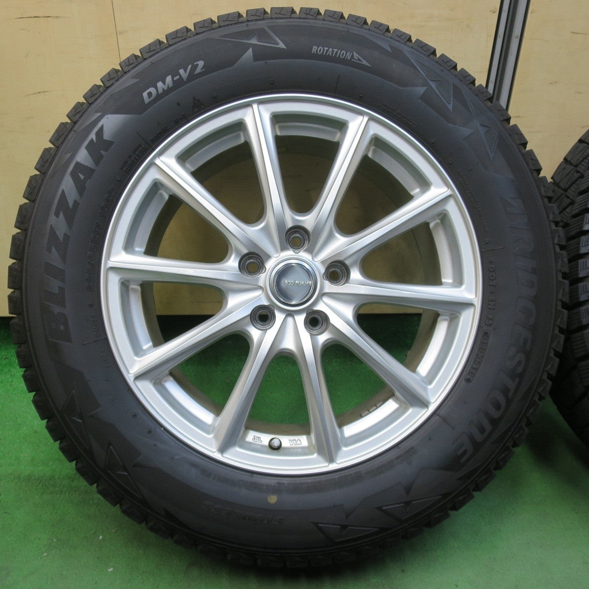 バリ溝！キレイ！8.5分★スタッドレス 225/65R17 ブリヂストン ブリザック DM-V2 ECO FORME エコフォルム 17インチ PCD114.3/5H★5032907イス