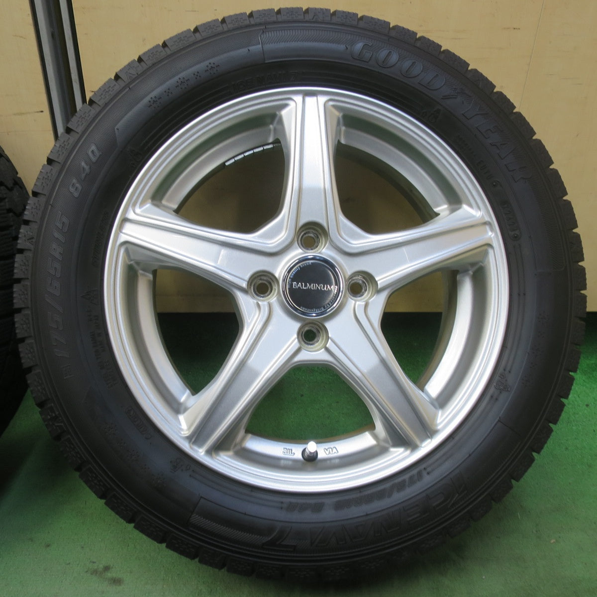 バリ溝！24年！キレイ！ほぼ10分◎スタッドレス 175/65R15 グッドイヤー アイスナビ7 BALMINUM VR5 バルミナ 15インチ PCD100/4H◎6081607イス
