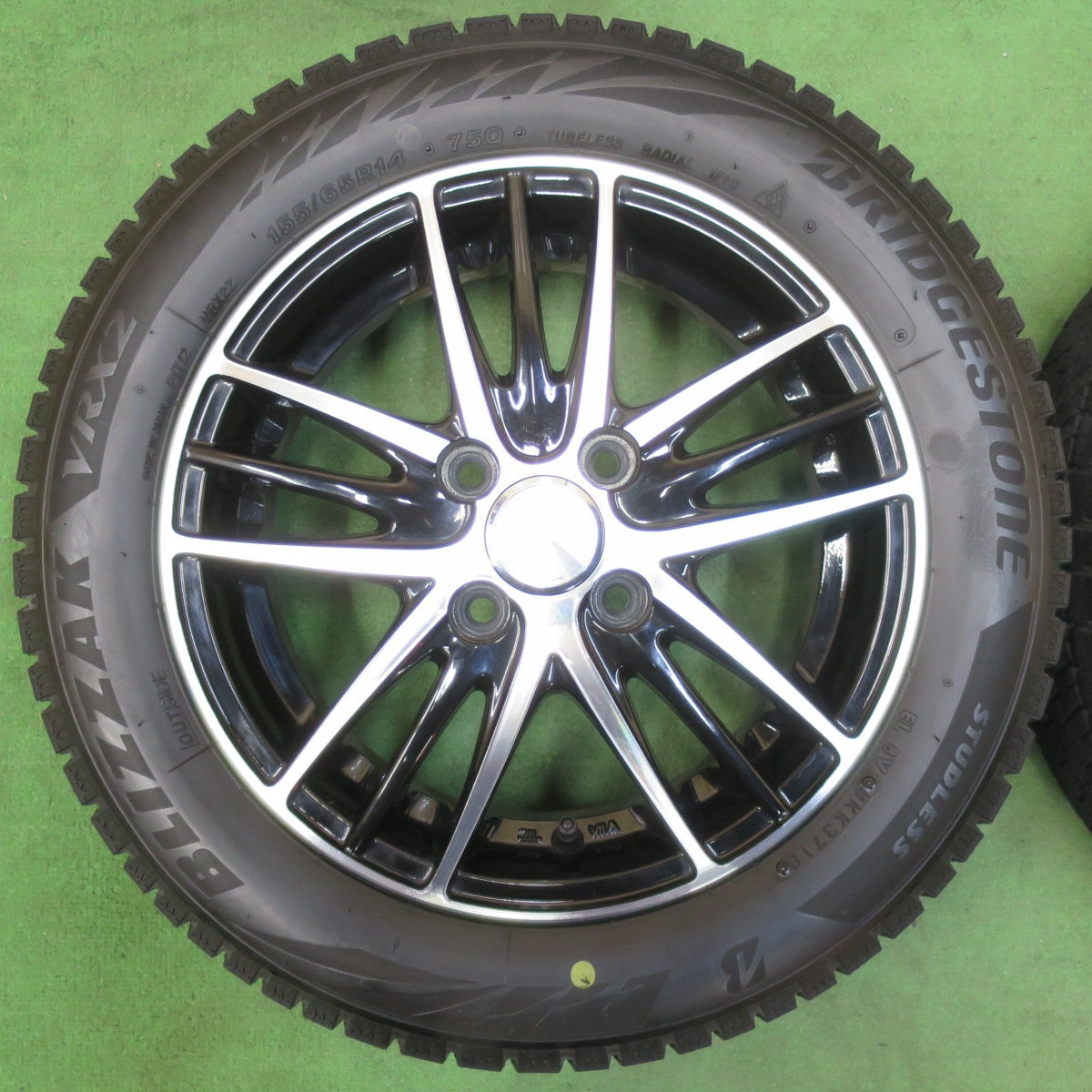 [送料無料] バリ溝！キレイ！8.5分★スタッドレス 155/65R14 ブリヂストン ブリザック VRX2 ECO FORME エコフォルム 14インチ PCD100/4H★5012502イス