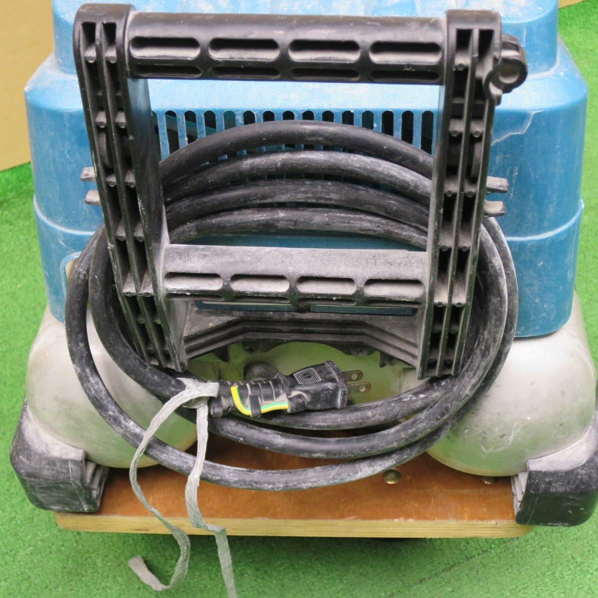 [送料無料] ◆マキタ エア コンプレッサ AC461X 容量 8L 高圧 常圧 エアー ツール 工具 100V makita◆