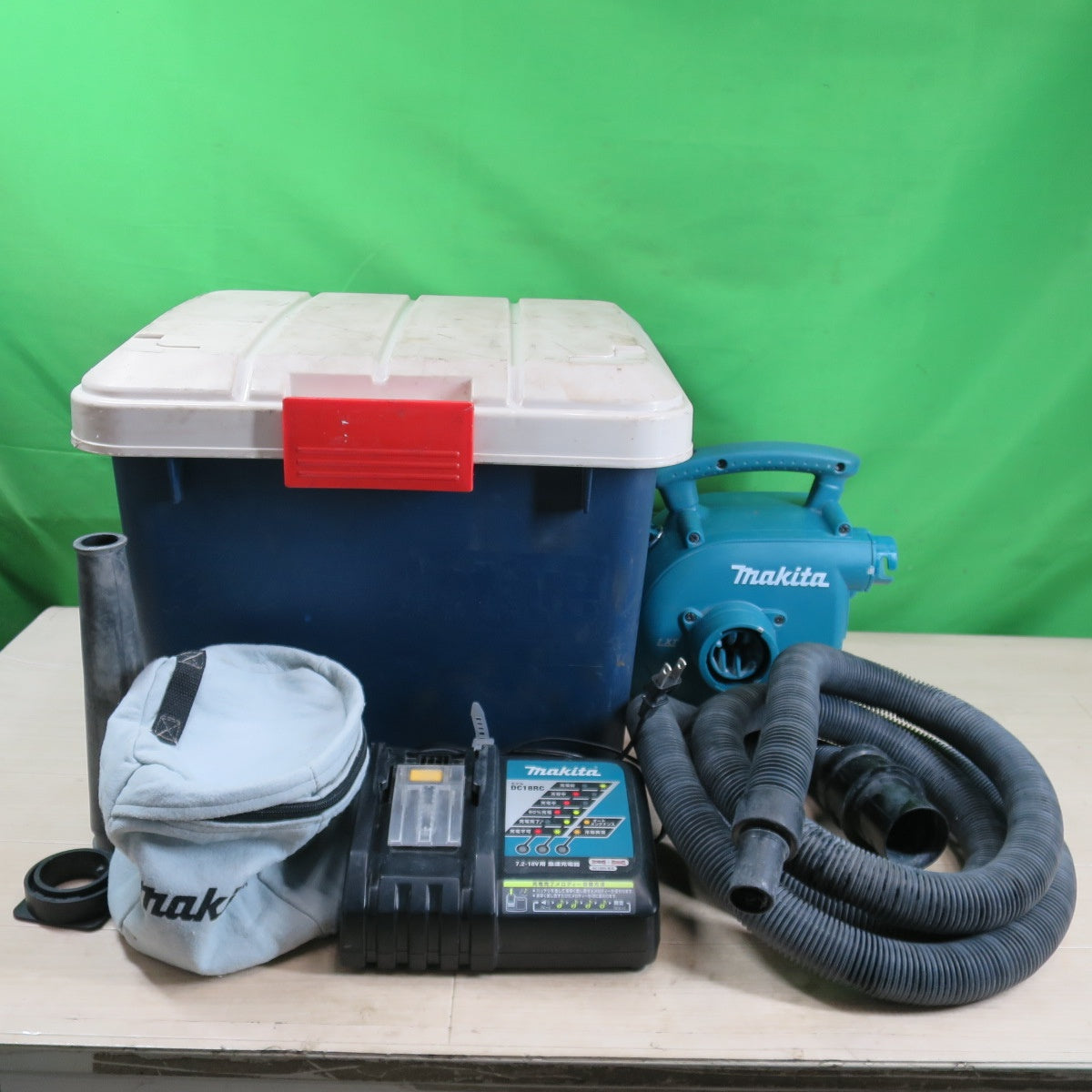 [送料無料] ☆マキタ 充電式 小型 集じん機 14.4V VC340D 充電器 付き makita 電動 工具☆