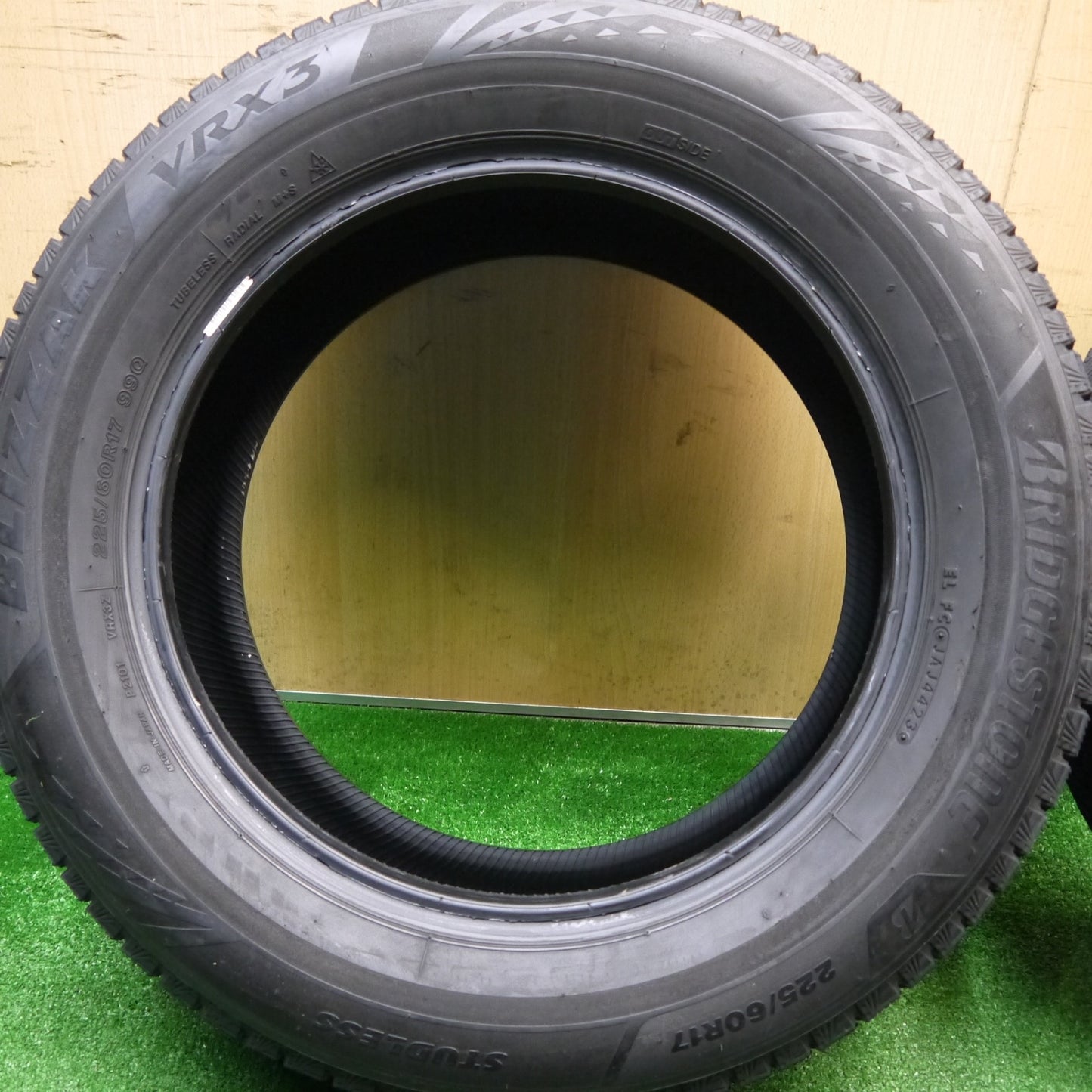 バリ溝！23年！8.5分★スタッドレス 225/60R17 ブリヂストン ブリザック VRX3 タイヤ 17インチ アルファード ヴェファイア 等★5111207Hスタ