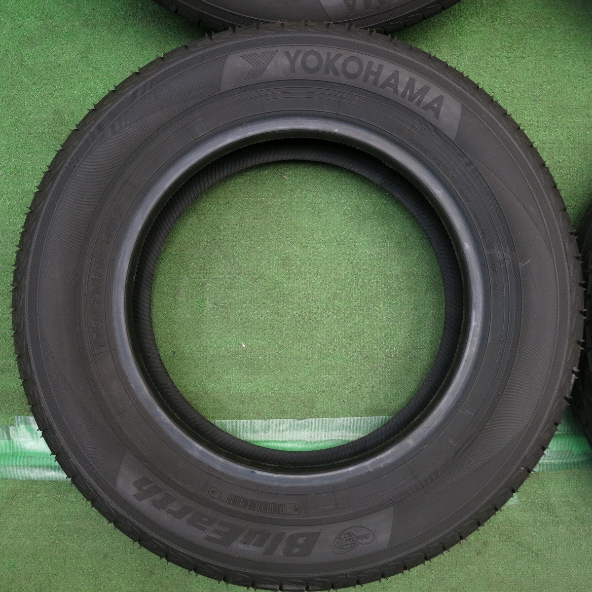 バリ溝！25年！ほぼ10分◎175/70R14 ヨコハマ ブルーアース AE01F タイヤ 14インチ アクア カローラ シエンタ ヤリス ヴィッツ フィット シャトル 等◎6092307KKノタ