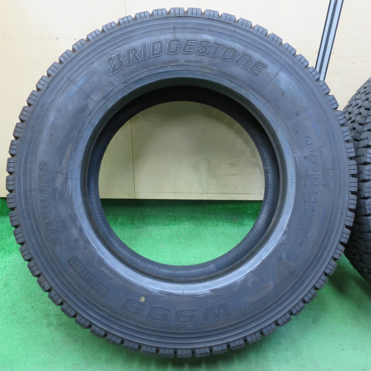 *送料無料*バリ溝！23年！9.5分★トラック タイヤ 245/70R19.5 136/134J スタッドレス ブリヂストン W999 19.5インチ★4080206イスタ