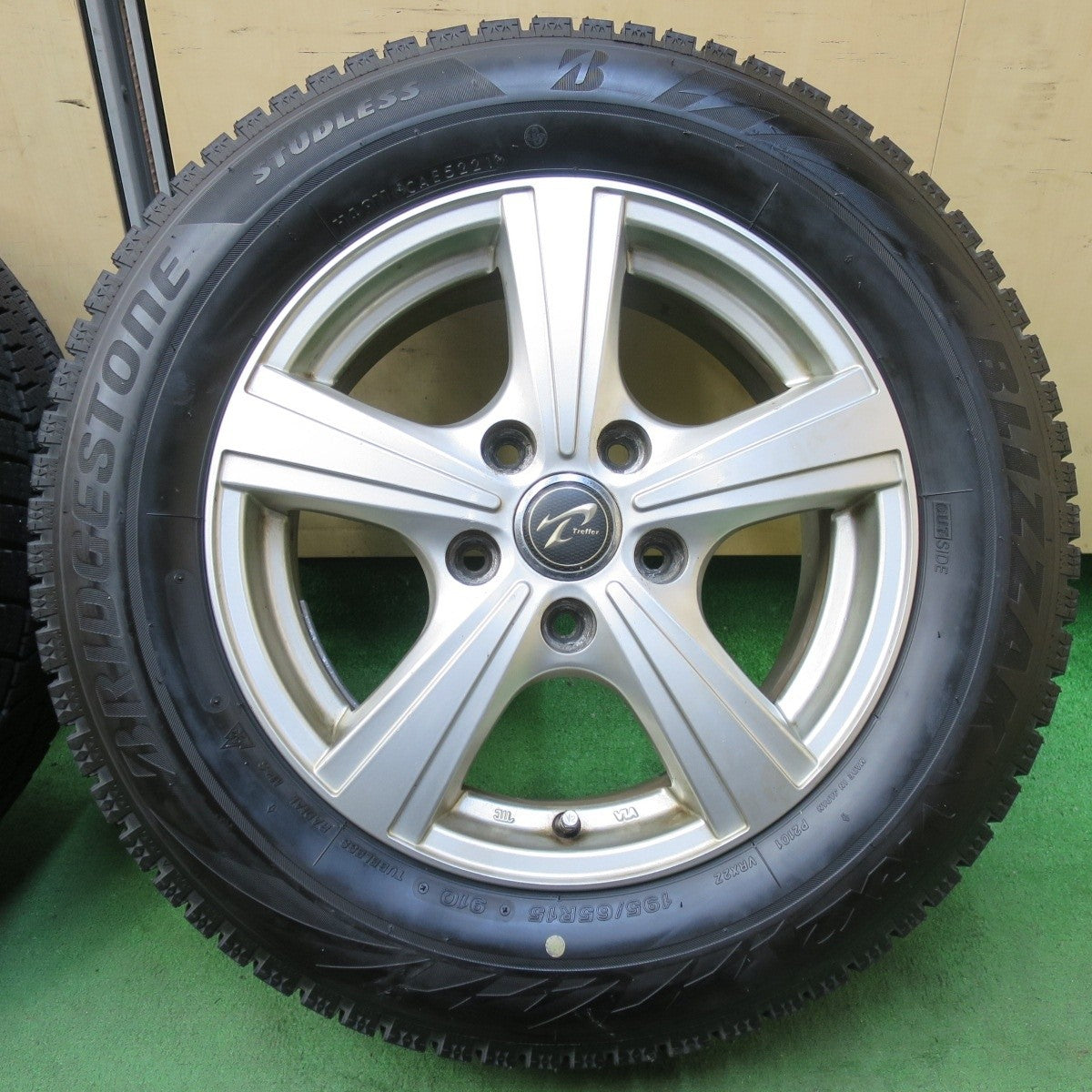 バリ溝！21年！9.5分以上★スタッドレス 195/65R15 ブリヂストン ブリザック VRX2 Treffer トレファー 15インチ PCD114.3/5H★5022704イス