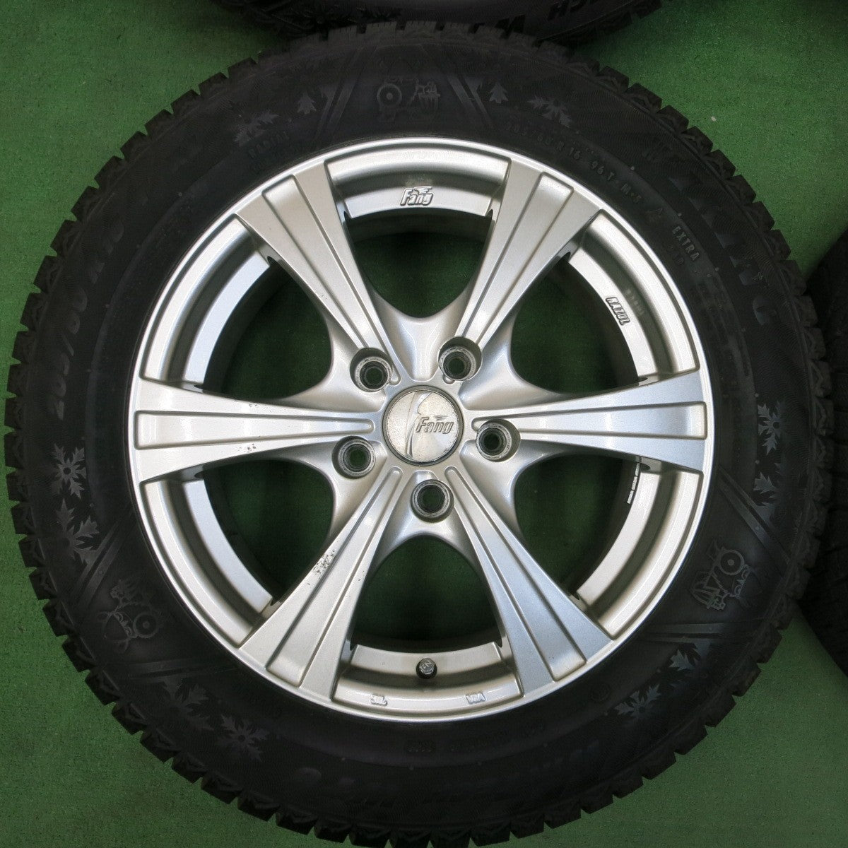 [送料無料] バリ溝！22年！キレイ！9.5分以上★スタッドレス 205/60R16 バイキング WINTECH WT6 Fang ファング 16インチ PCD114.3/5H★4092602SYス