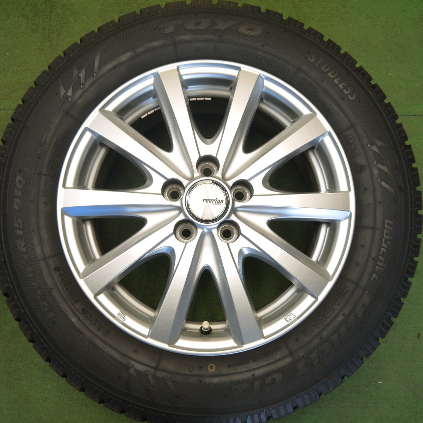 バリ溝！キレイ！9.5分★プリウス 等 195/65R15 スタッドレス トーヨー オブザーブ ガリット GIZ ravrion RS01 ラブリオン 15インチ PCD100/5H★6042811Hス