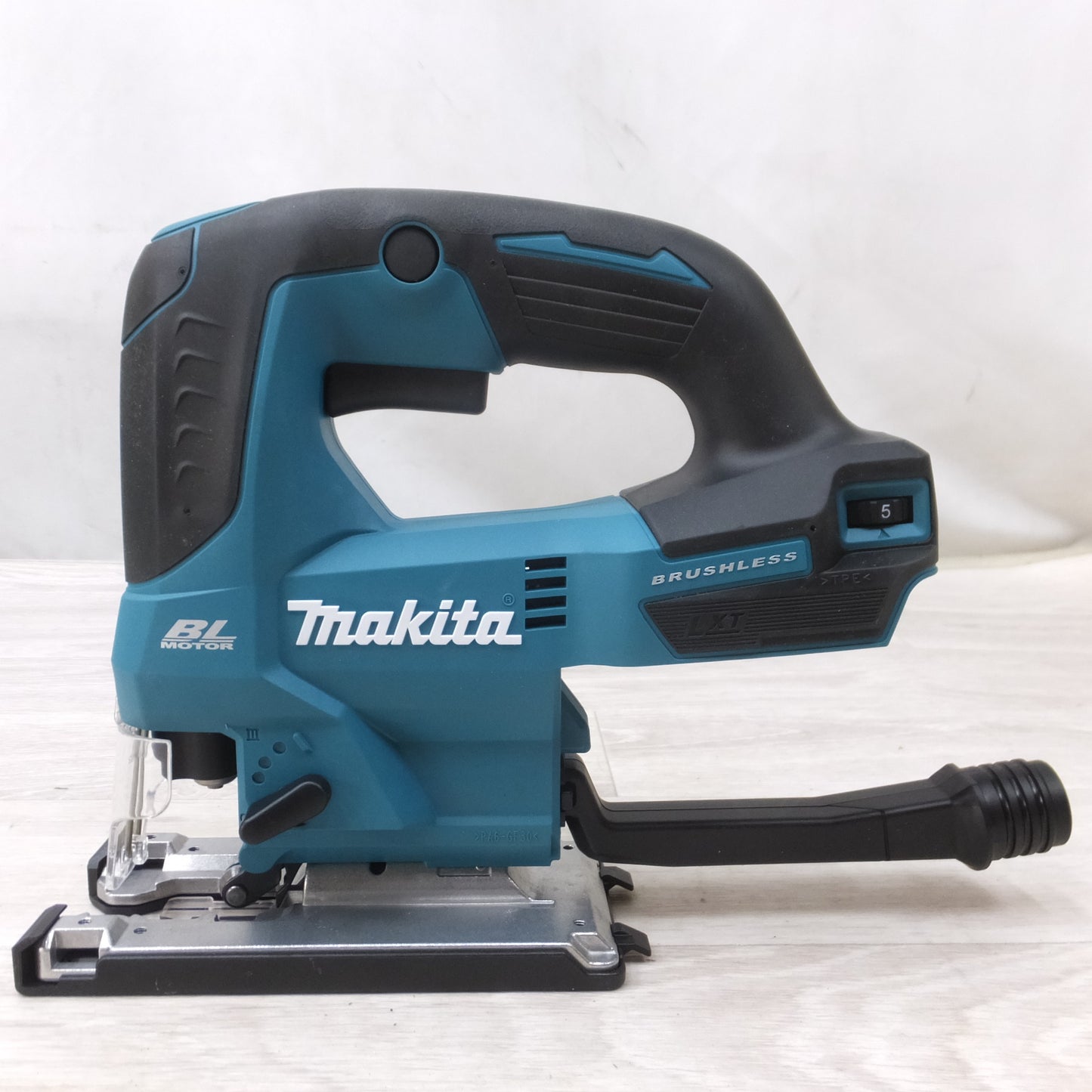 [送料無料] 美品◆マキタ 充電式 ジグソー JV184D 18V 本体のみ ケース付き 切断機 電動 工具◆