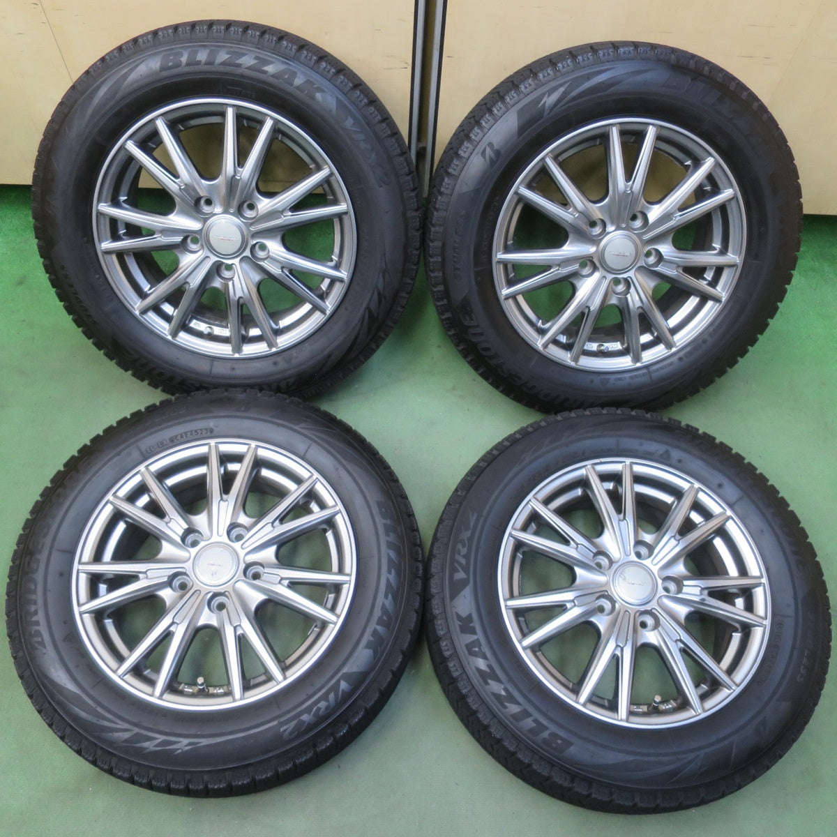 バリ溝！23年！8.5分◎スタッドレス 185/65R15 ブリヂストン ブリザック VRX2 VELVA KEVIN ヴェルヴァ ケヴィン 15インチ PCD114.3/5H◎6101308イス