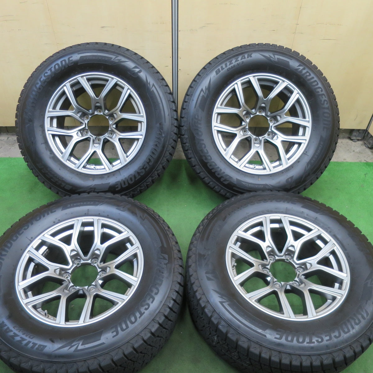 バリ溝！21年！キレイ！9.5分★スタッドレス 265/65R17 ブリヂストン ブリザック DM-V3 KAZERA H301 カゼラ 17インチ PCD139.7/6H★5112105TTス