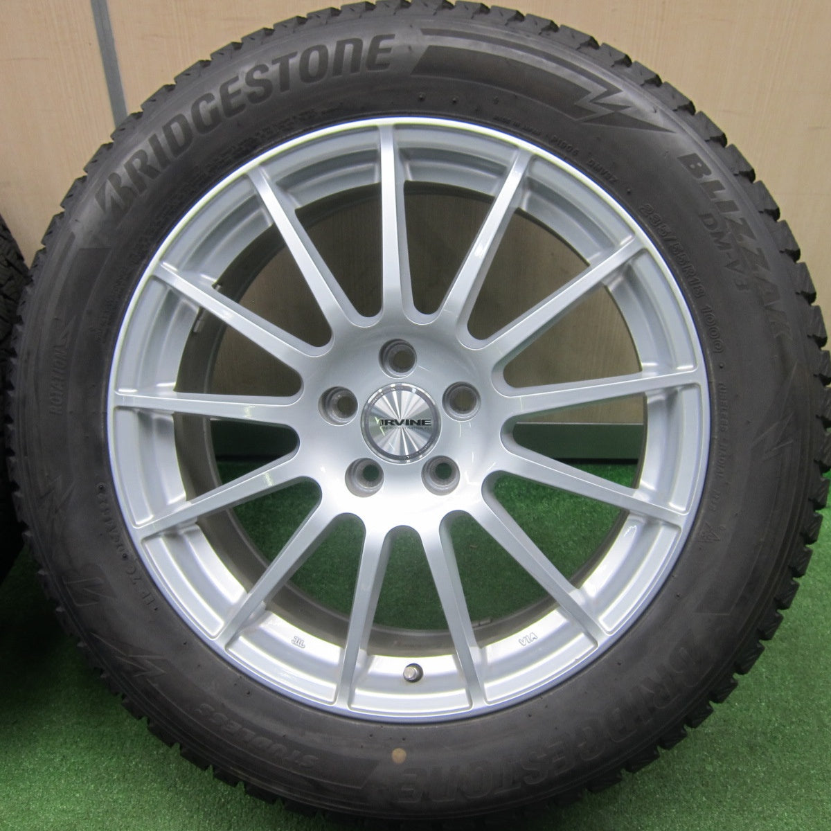 [送料無料] バリ溝！22年！キレイ！8.5分★ボルボ 等 IRVINE 235/55R18 スタッドレス ブリヂストン ブリザック DM-V3 アーヴィン 18インチ PCD108/5H★4121412TNス