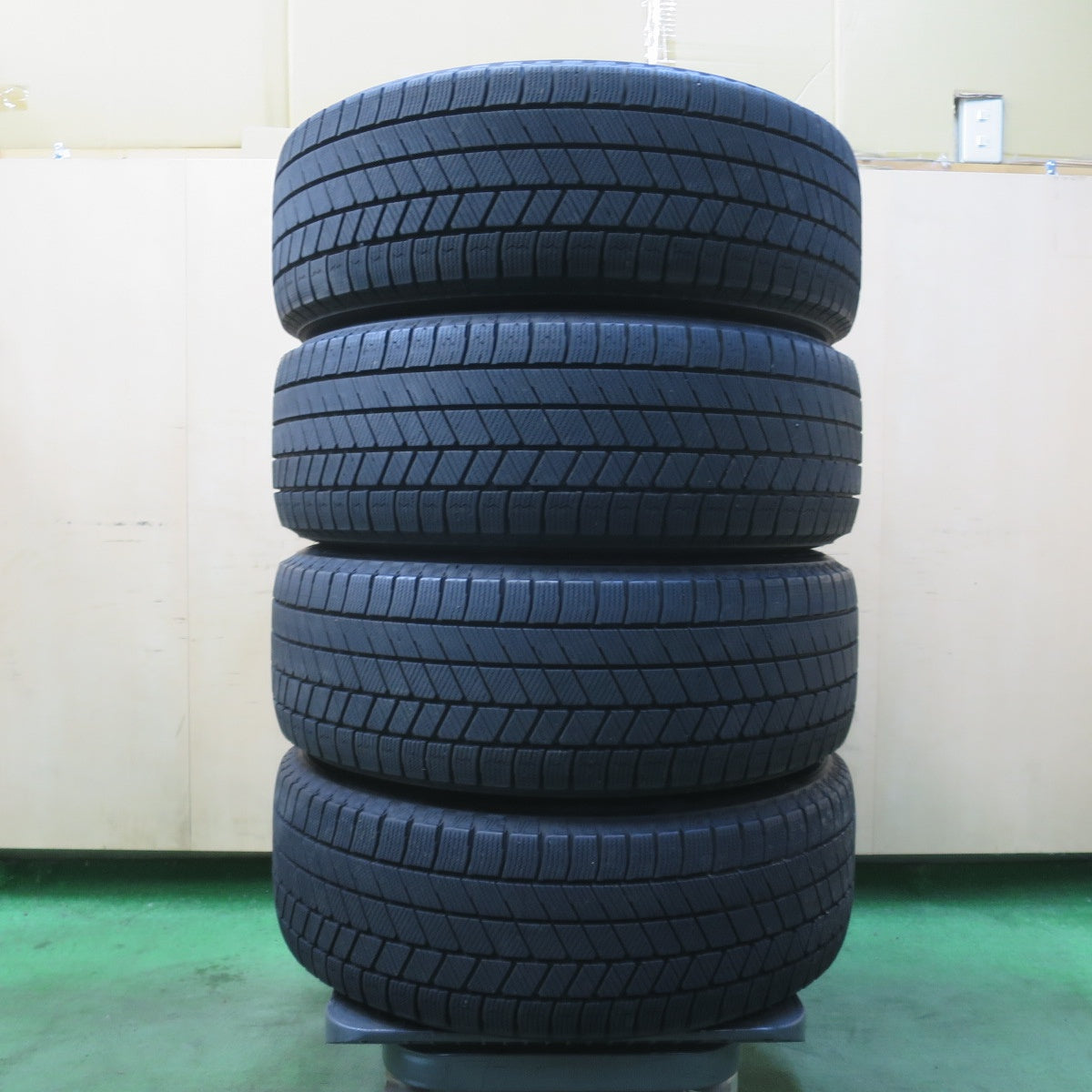 バリ溝！キレイ！9.5分★スタッドレス 215/60R16 ブリヂストン ブリザック VRX3 BALMINUM DS-M バルミナ 16インチ PCD114.3/5H★6011902イス