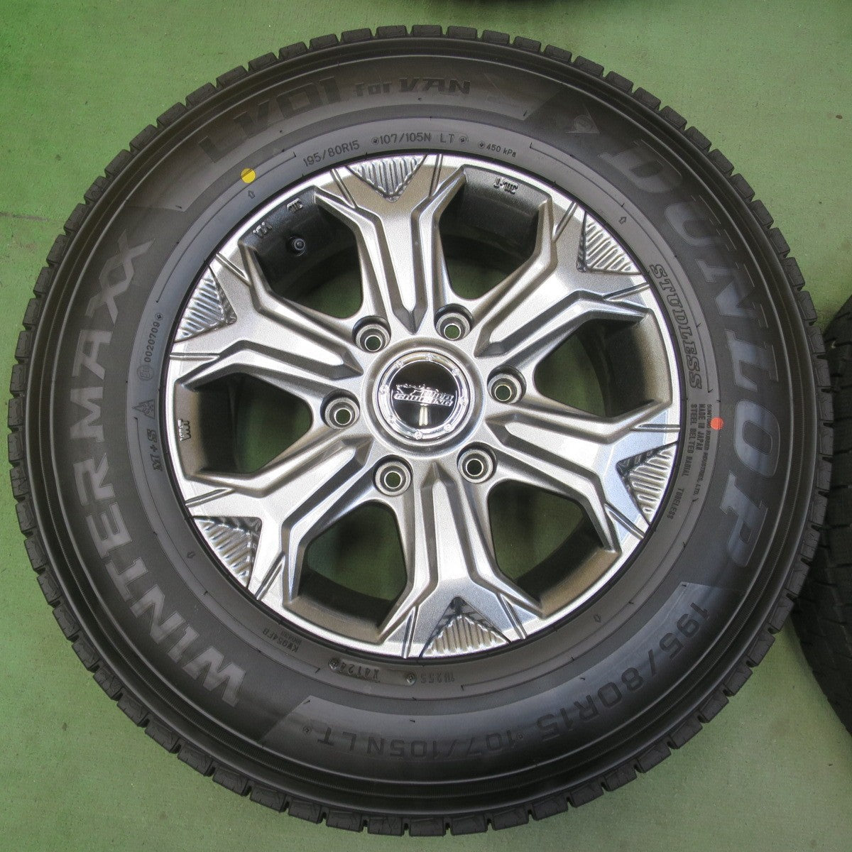 ほぼ未使用！24年！美品◎WILD CRUISING KC-X 195/80R15 107/105N スタッドレス ダンロップ ウインターマックス LV01 for VAN ワイルド クルージング 15インチ PCD139.7/6H◎6100606イス