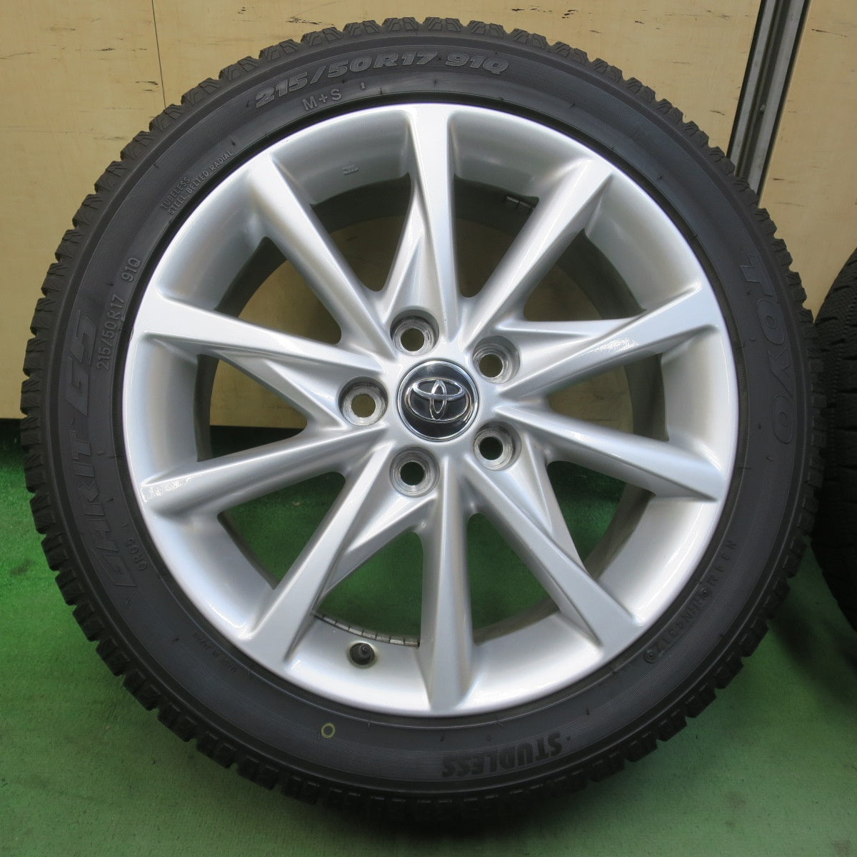 バリ溝！キレイ！9.5分★トヨタ プリウスα 純正 215/50R17 スタッドレス トーヨー ガリット G5 17インチ PCD114.3/5H★6032304イス