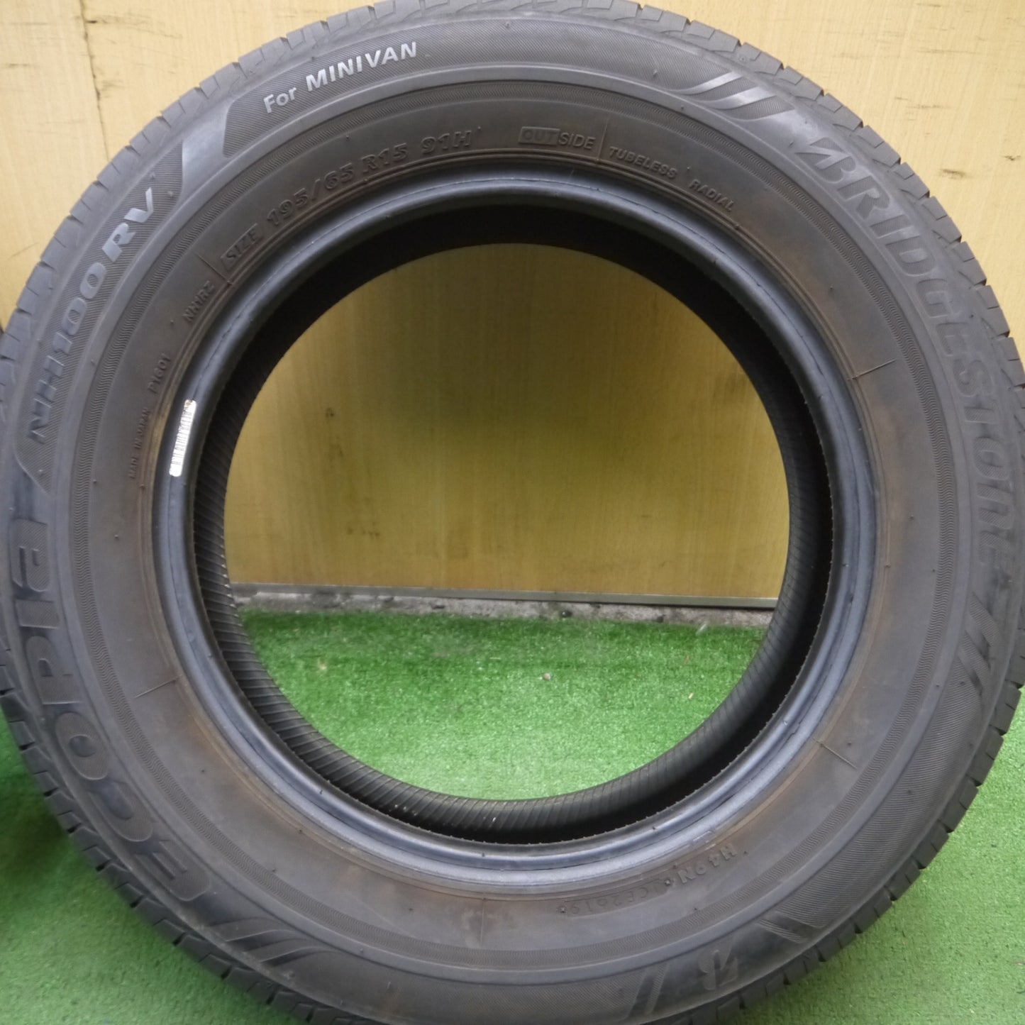 *送料無料* バリ溝！8.5分★195/65R15 ブリヂストン エコピア NH100RV タイヤ 15インチ ノア ヴォクシー セレナ ステップワゴン等★4060406Hノタ