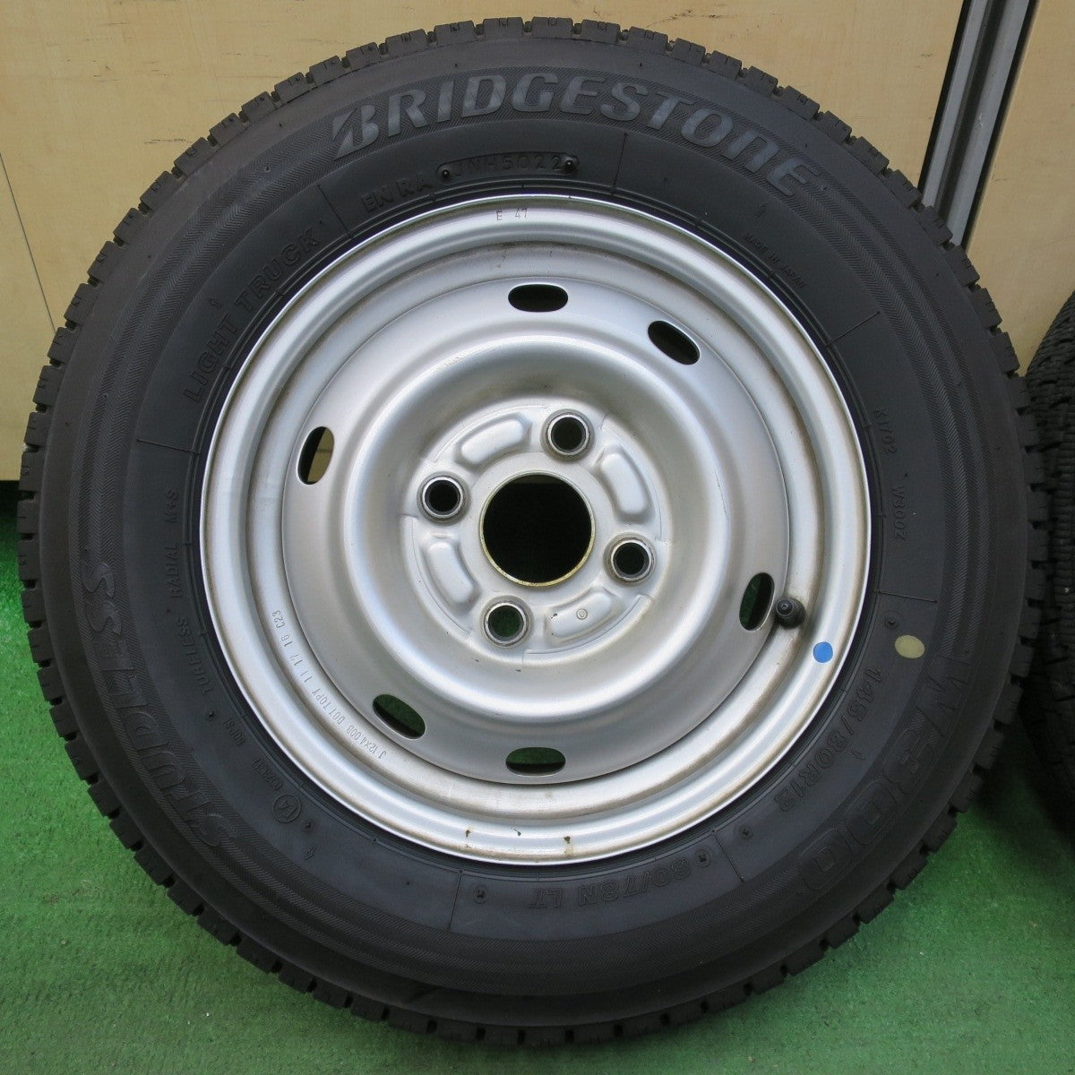 バリ溝！22年！9分★スタッドレス 145/80R12 80/78N ブリヂストン W300 TOPY スチール 12インチ PCD100/4H★5011811イス