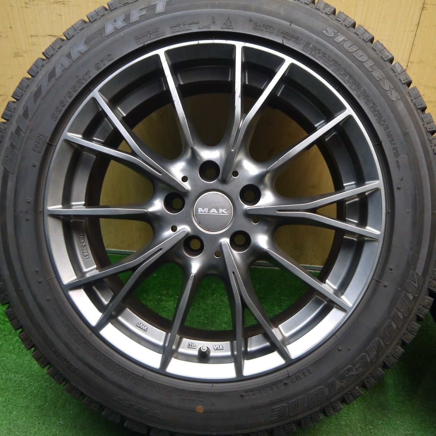 バリ溝！22年！ほぼ10分★BMW 等 MAK FABRIK 225/55R17 スタッドレス ブリヂストン ブリザック RFT 17インチ ファブリック PCD112/5H★6021708Hス