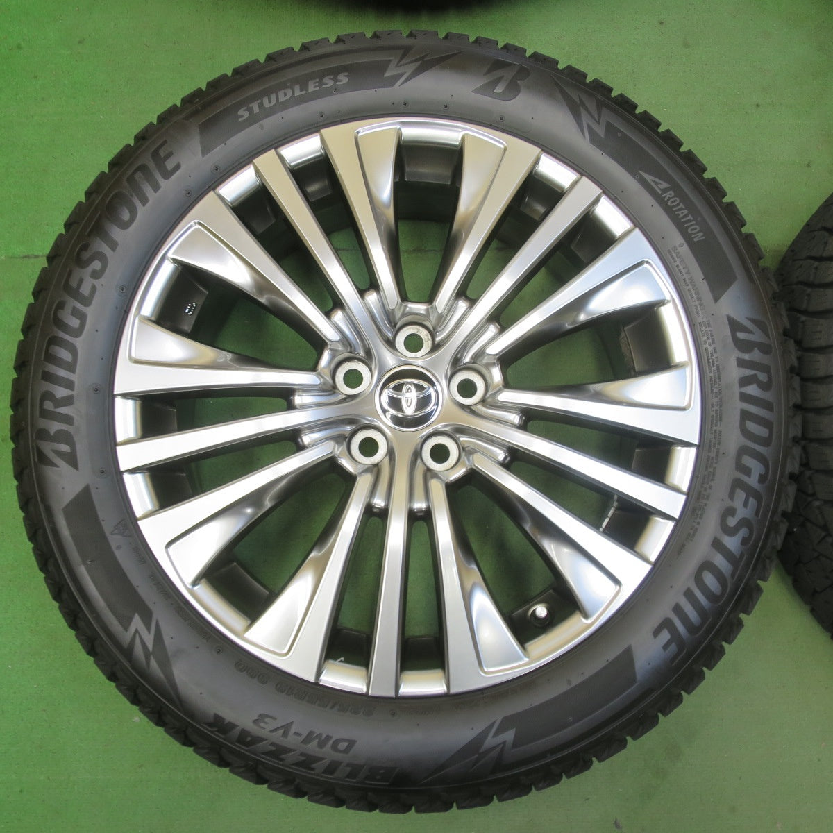 バリ溝！22年！キレイ！9分★トヨタ 80系 ハリアー Zグレード 純正 225/55R19 スタッドレス ブリヂストン ブリザック DM-V3 19インチ PCD114.3/5H★5081101イス