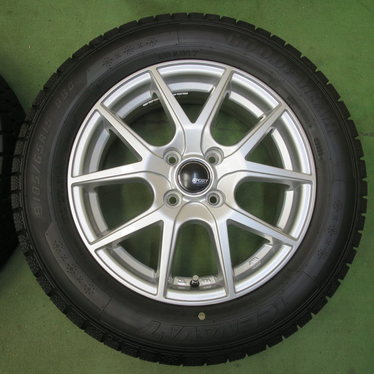 バリ溝！25年！キレイ！ほぼ10分★スタッドレス 185/65R15 グッドイヤー アイスナビ7 SPORT DAISY スポルト デイジー 15インチ PCD100/4H★6060907イス