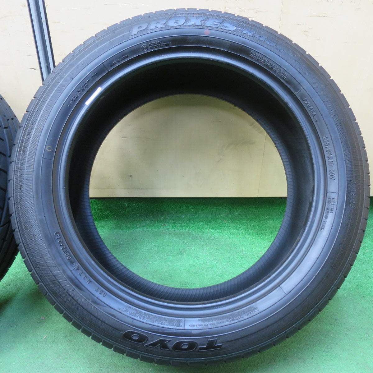 [送料無料] バリ溝！24年！9.5分以上★225/55R19 トーヨー プロクセス R46A タイヤ 19インチ ハリアー アルファード ヴェルファイア等★4111304イノタ