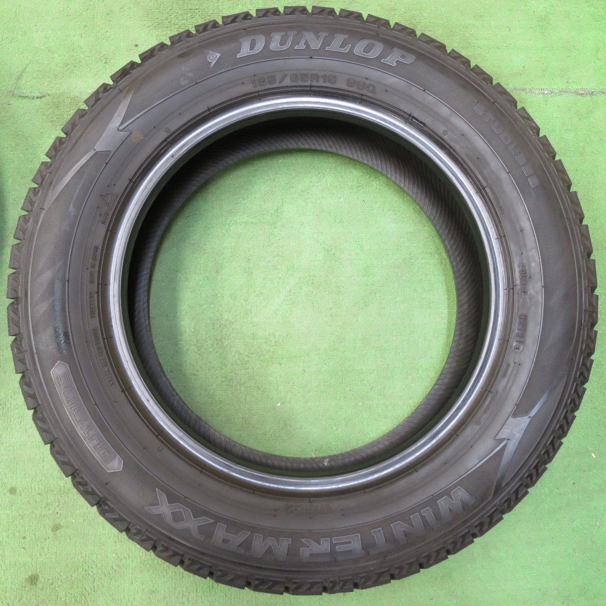 [送料無料] バリ溝！21年！9.5分★スタッドレス 185/65R15 ダンロップ ウインターマックス WM02 15インチ シエンタ ノート アクア フリード ヤリス等★5012404イスタ