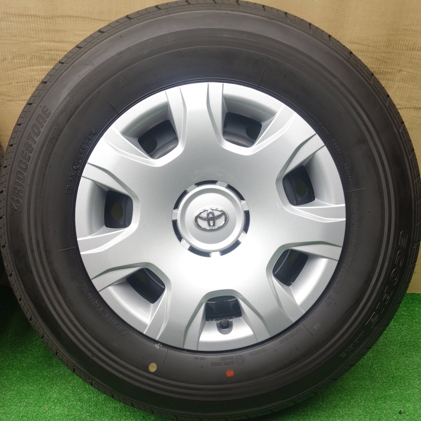 バリ溝！25年！キレイ！9.5分以上★トヨタ 200系 ハイエース 純正 スチール 195/80R15 107/105S ブリヂストン エコピア RD613 15インチ PCD139.7/6H★5122505KTノ