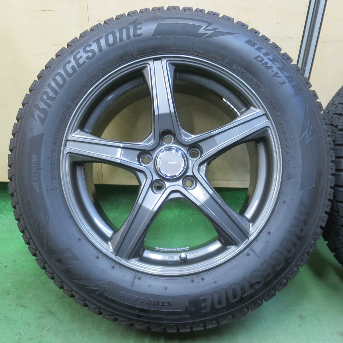 バリ溝！キレイ！9分★スタッドレス 225/65R17 ブリヂストン ブリザック DM-V3 TOPRUN トップラン 17インチ PCD114.3/5H★6031102イス