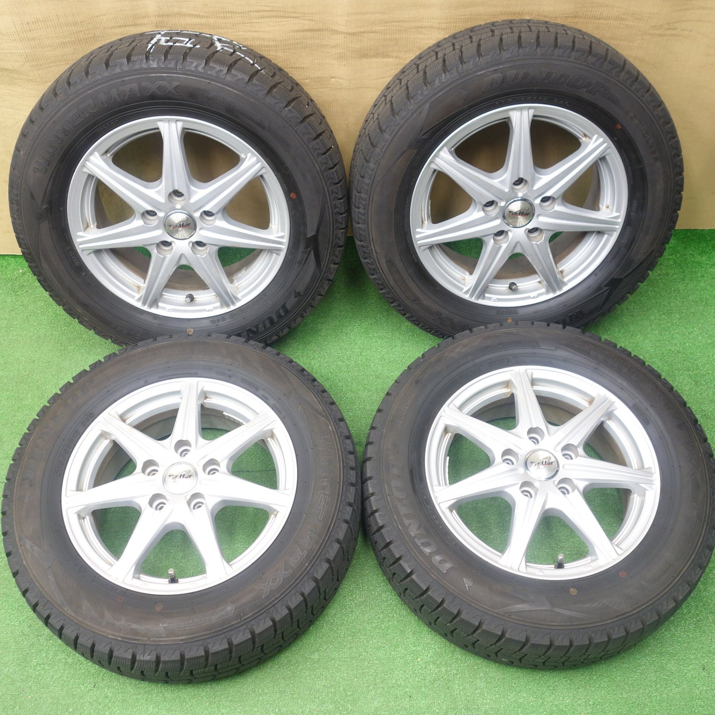 バリ溝！ほぼ10分★スタッドレス 205/65R15 ダンロップ ウインターマックス WM02 Treffer トレファー 15インチ PCD114.3/5H★6021302KTス