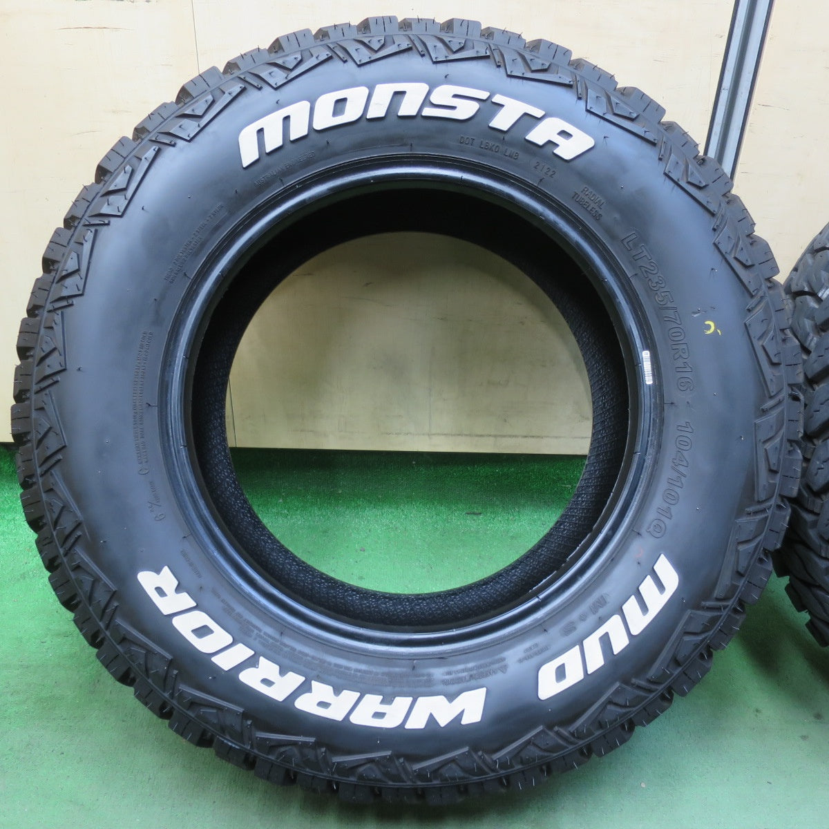 バリ溝！22年！9.5分★235/70R16 104/101Q モンスタ マッドウォーリアー ホワイトレター MONSTA MUD WARRIOR 16インチ デリカD5 エクストレイル RAV4 等★5112804イノタ